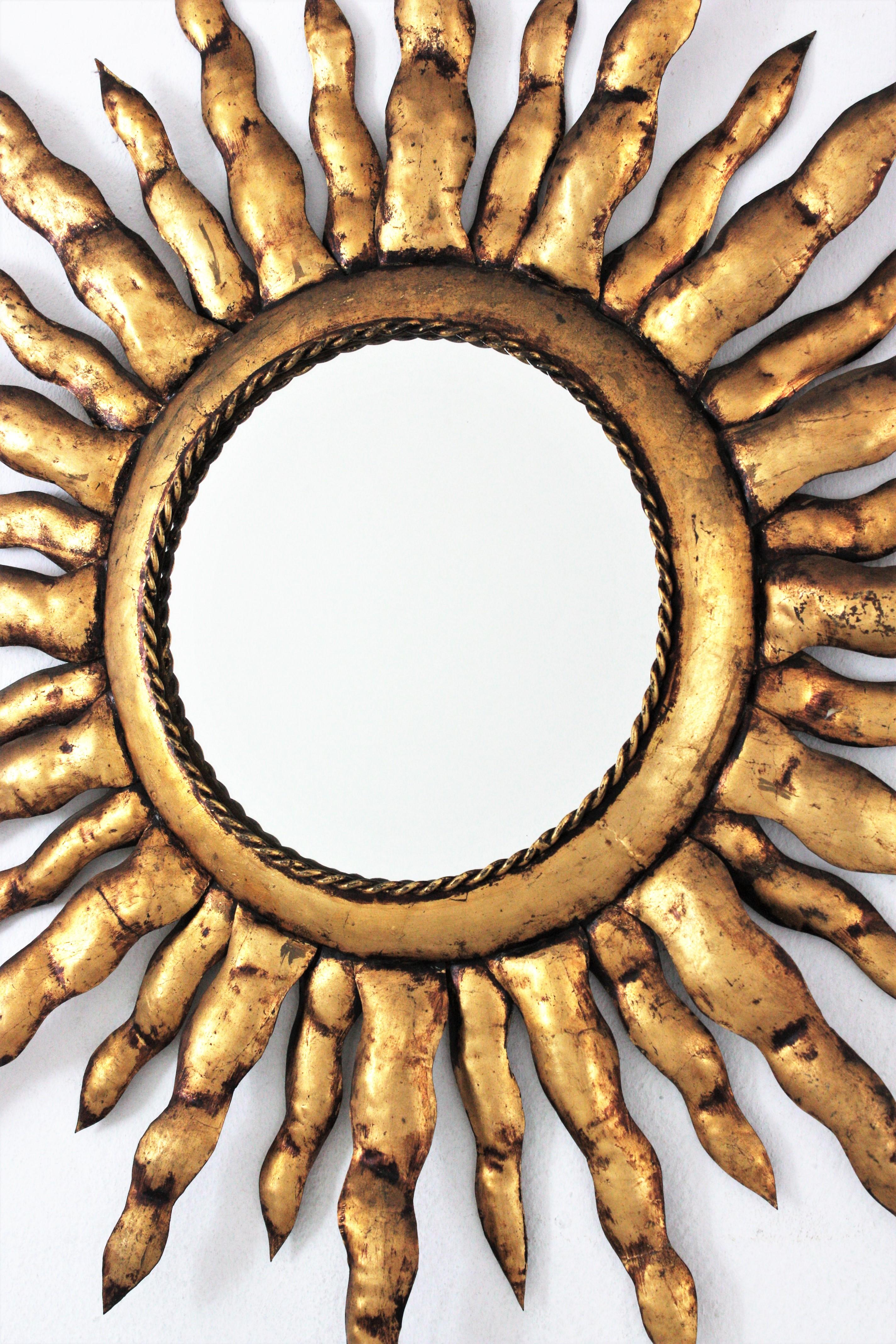 Miroir français Sunburst en métal doré, années 1950 en vente 1