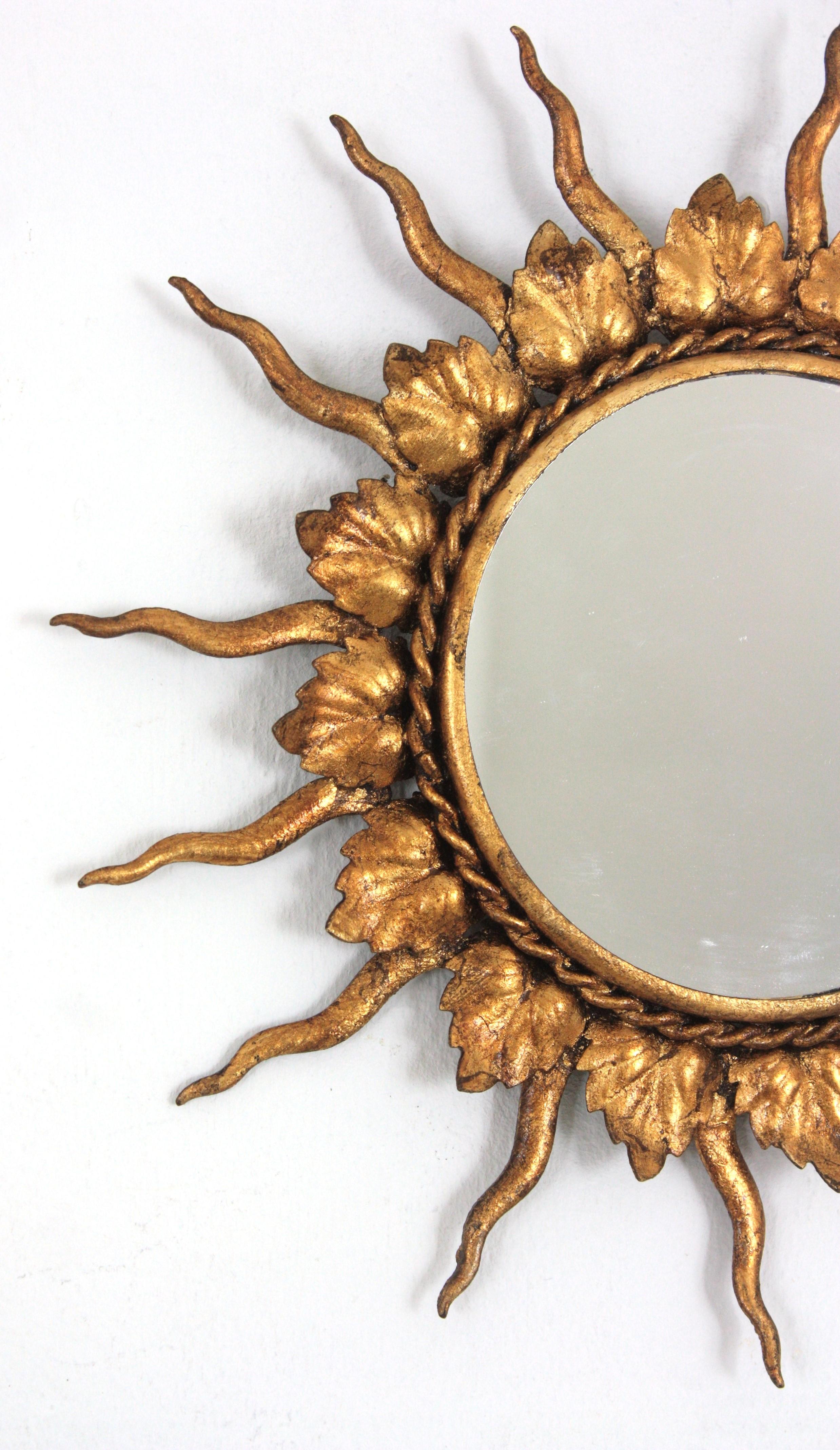 French Sunburst Mirror in Gilt Metal in Small Scale, 1950s In Good Condition For Sale In Barcelona, ES