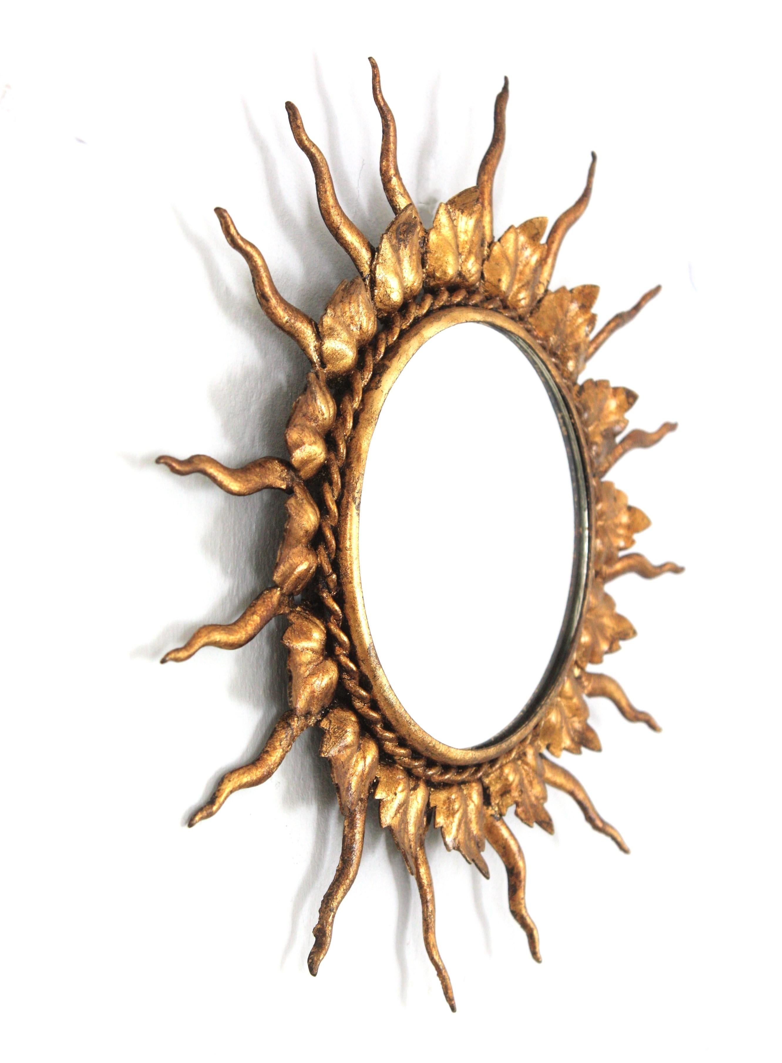 20ième siècle Miroir en métal doré à petite échelle, années 1950 en vente