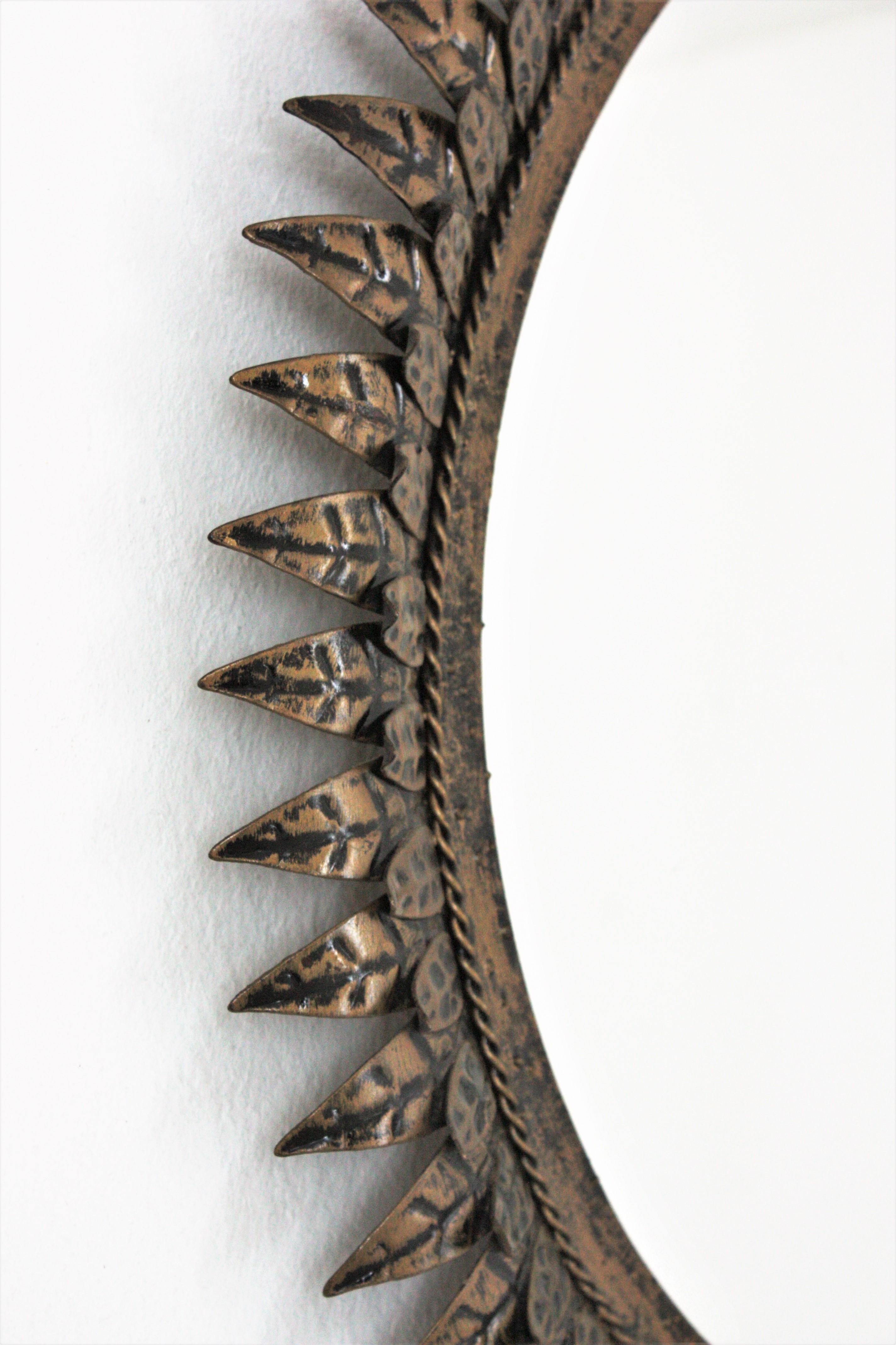 Dorato Specchio francese a raggiera in metallo patinato, stile Line Vautrin in vendita