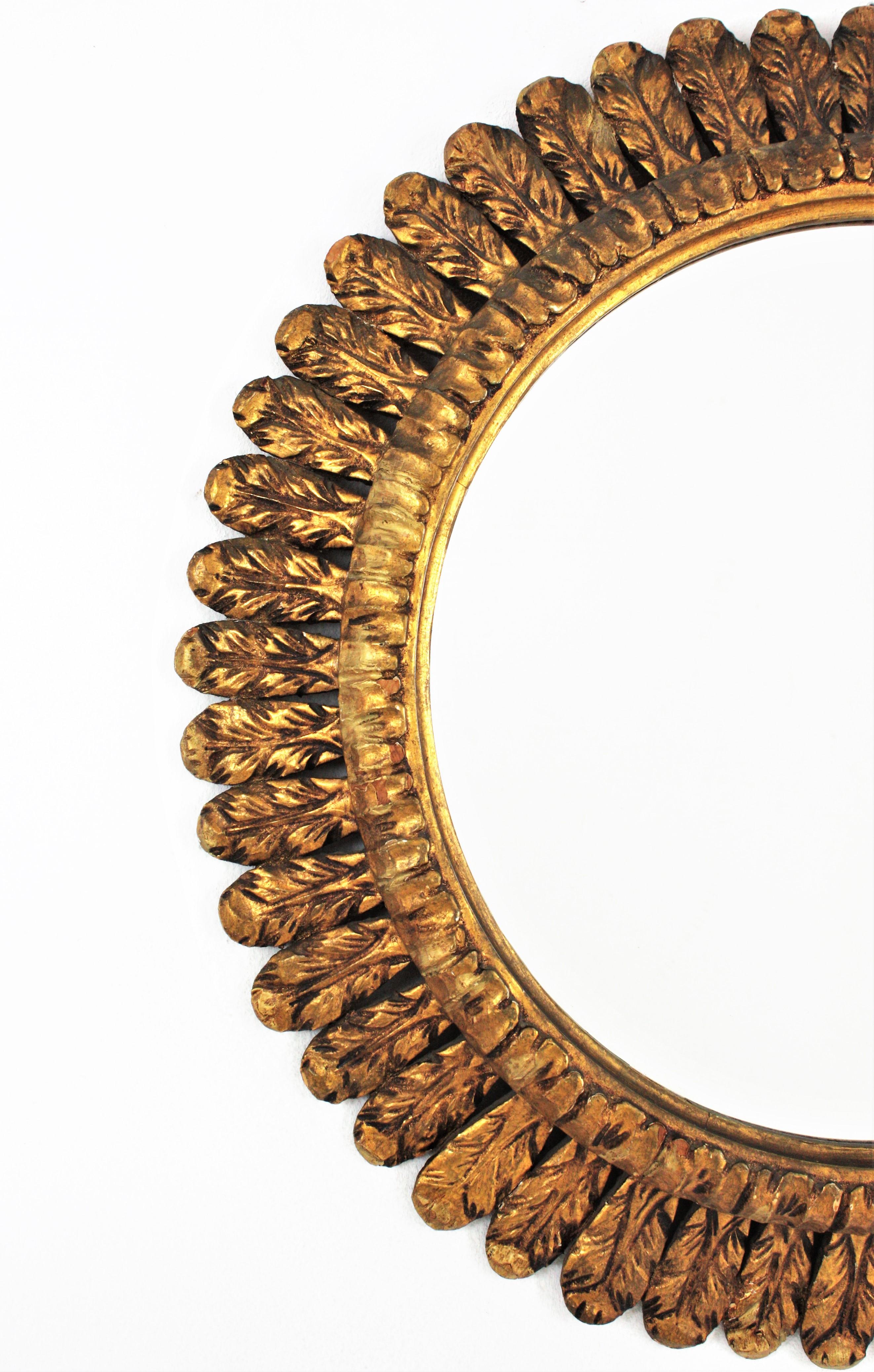 French Sunburst Mirror with Foliage Frame, Carved Giltwood In Good Condition In Barcelona, ES