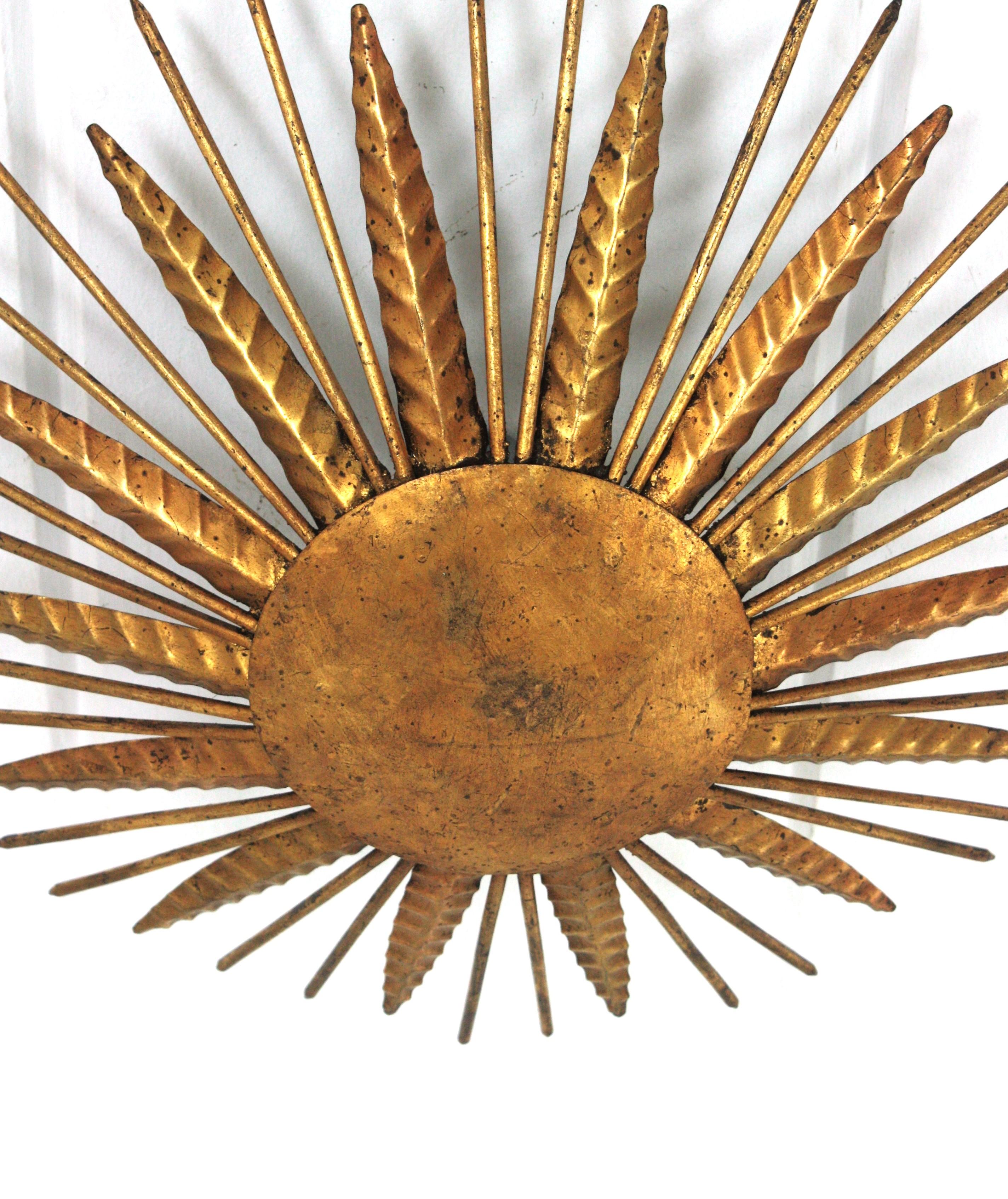 Französische Sonnenschliff-Spiegelleuchte aus vergoldetem Eisen, 1940er Jahre im Angebot 3