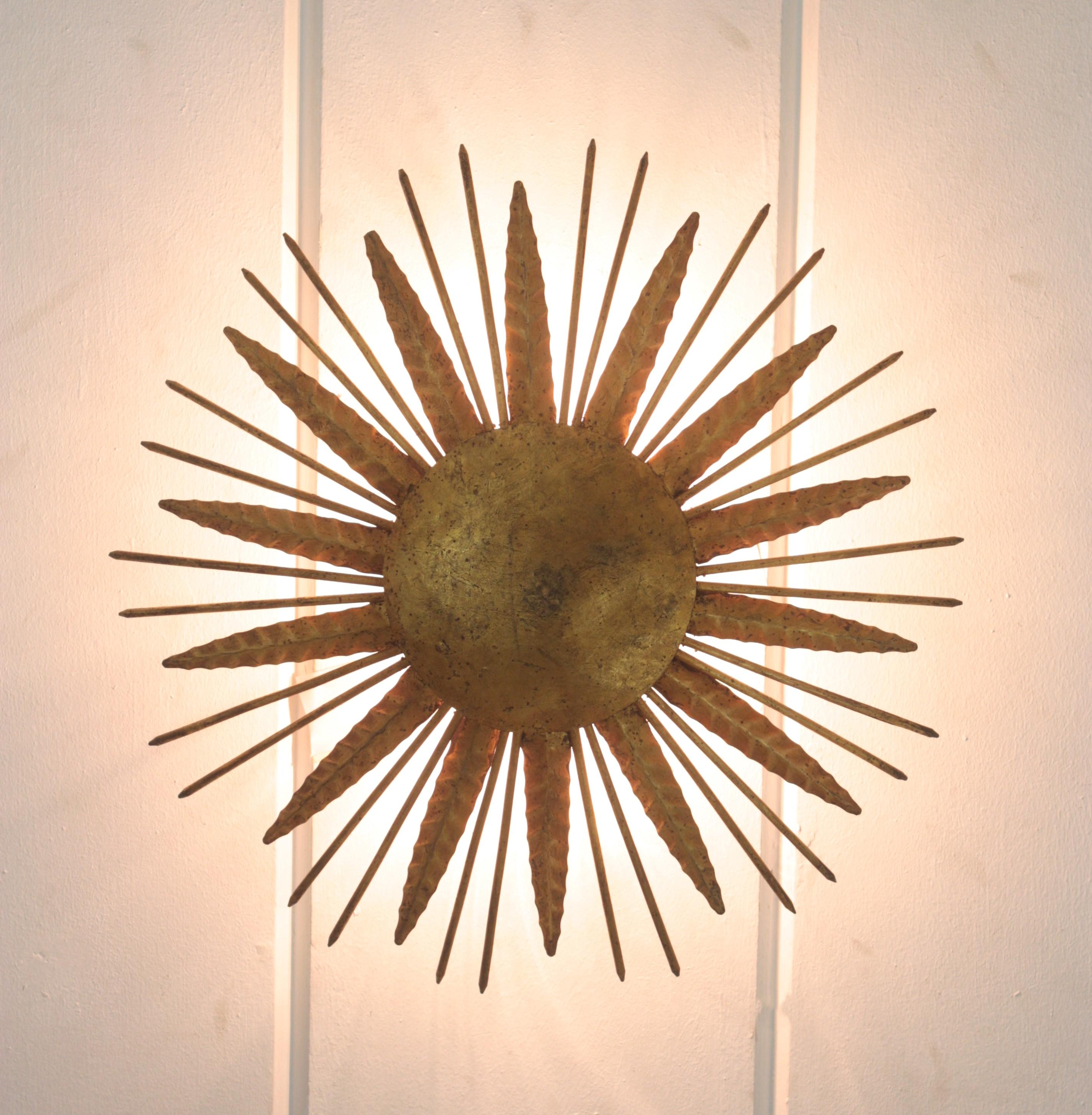 Französische Sonnenschliff-Spiegelleuchte aus vergoldetem Eisen, 1940er Jahre (Metall) im Angebot