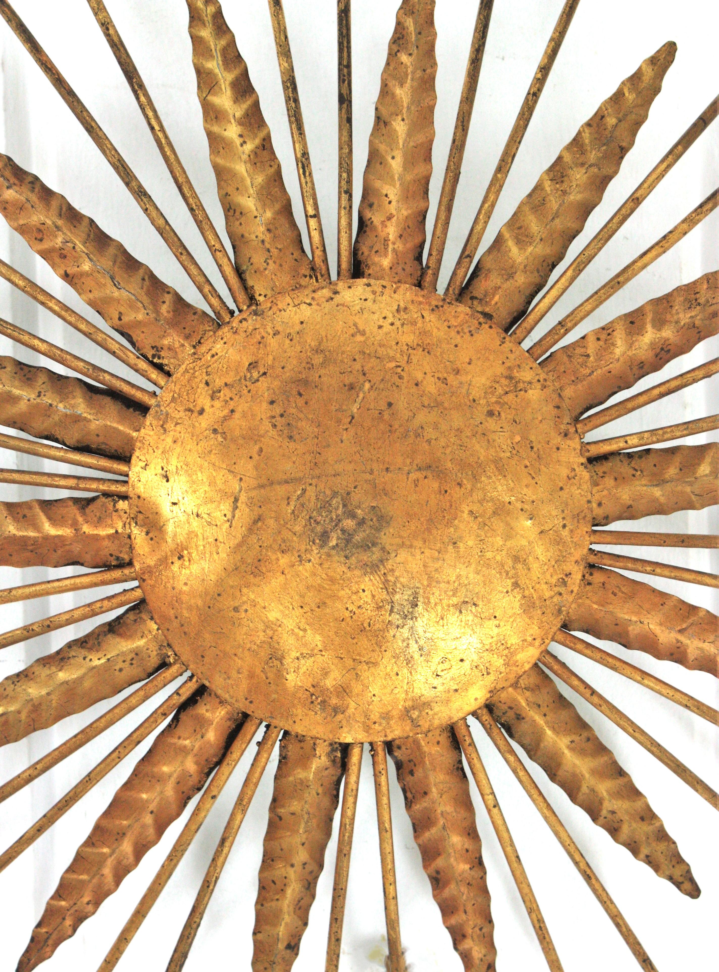 Französische Sonnenschliff-Spiegelleuchte aus vergoldetem Eisen, 1940er Jahre im Angebot 1