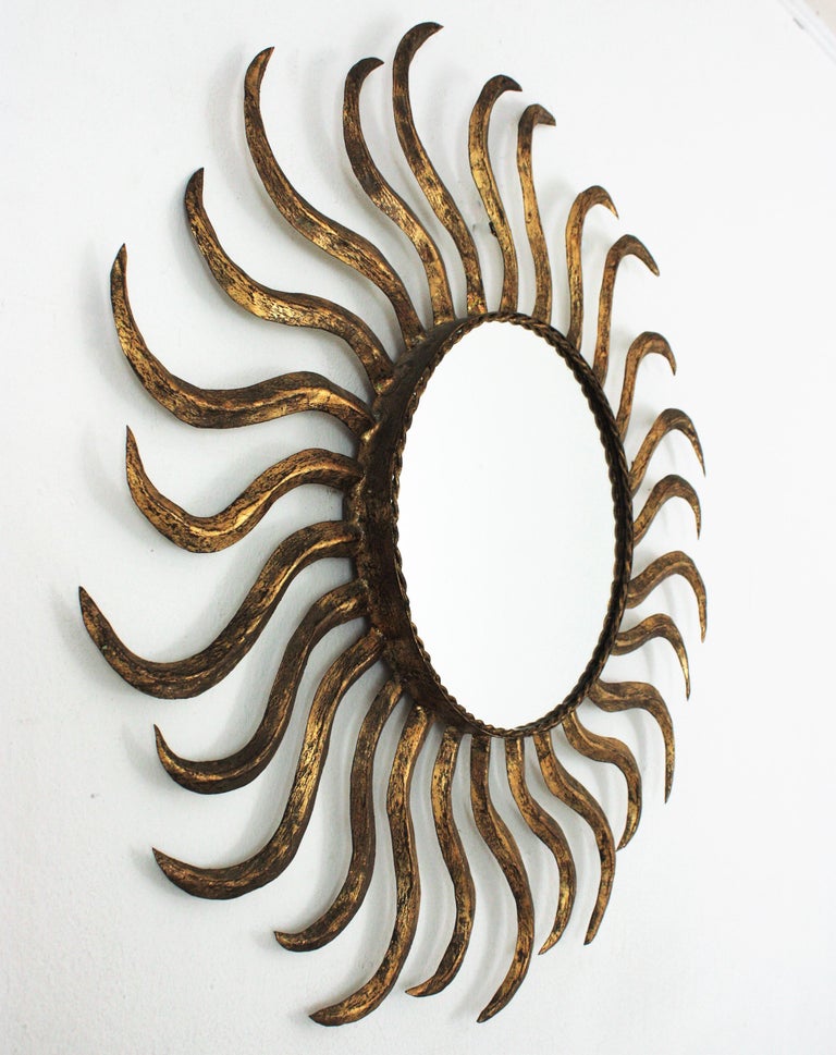 French Sunburst Starburst Mirror in Gilt Iron In Good Condition For Sale In Barcelona, ES