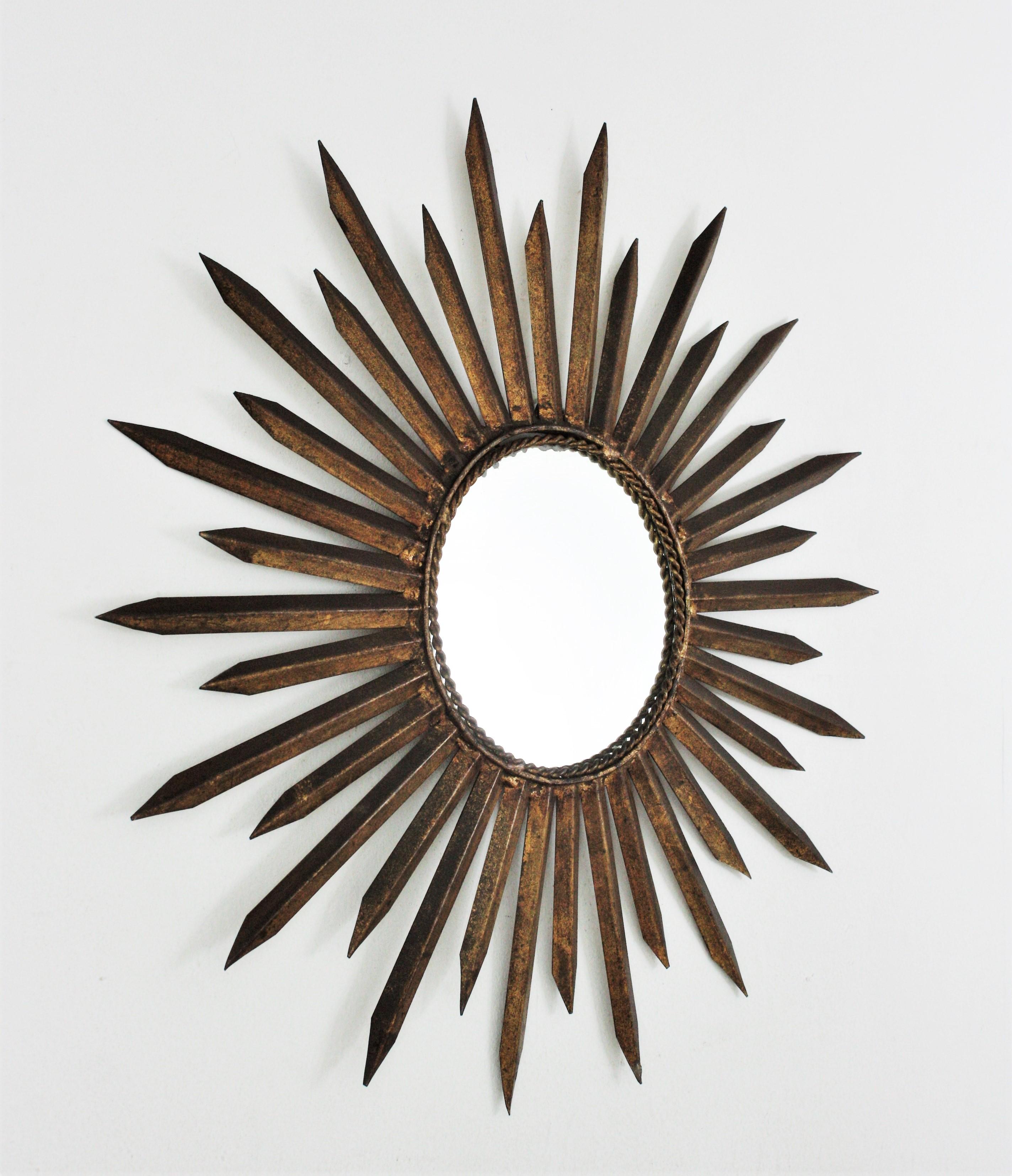 Brutalismo Specchio francese Sunburst Starburst in ferro dorato, stile Gilbert Poillerat in vendita