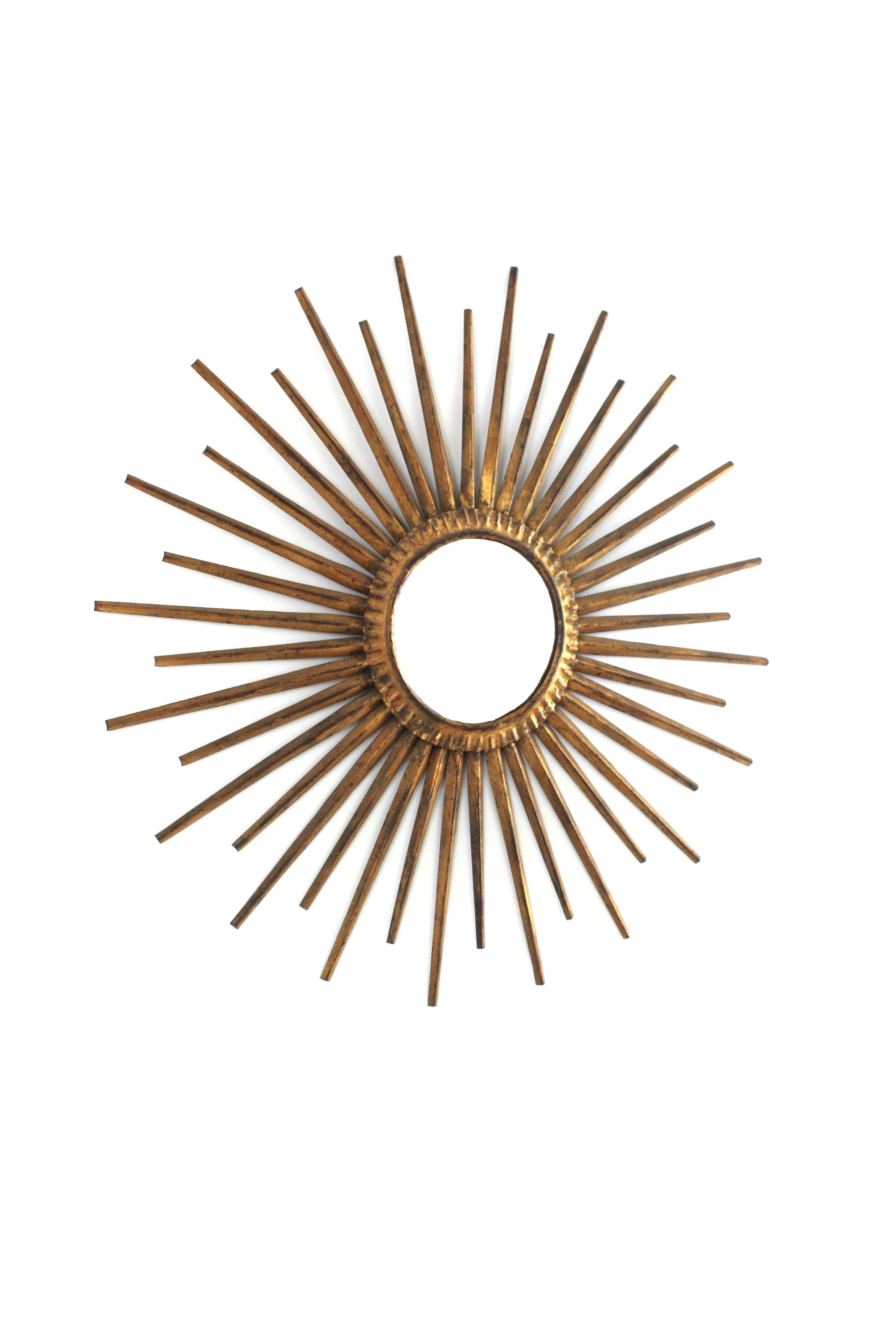 Brutalismo Specchio francese a raggiera in ferro dorato nello stile di Gilbert Poillerat in vendita