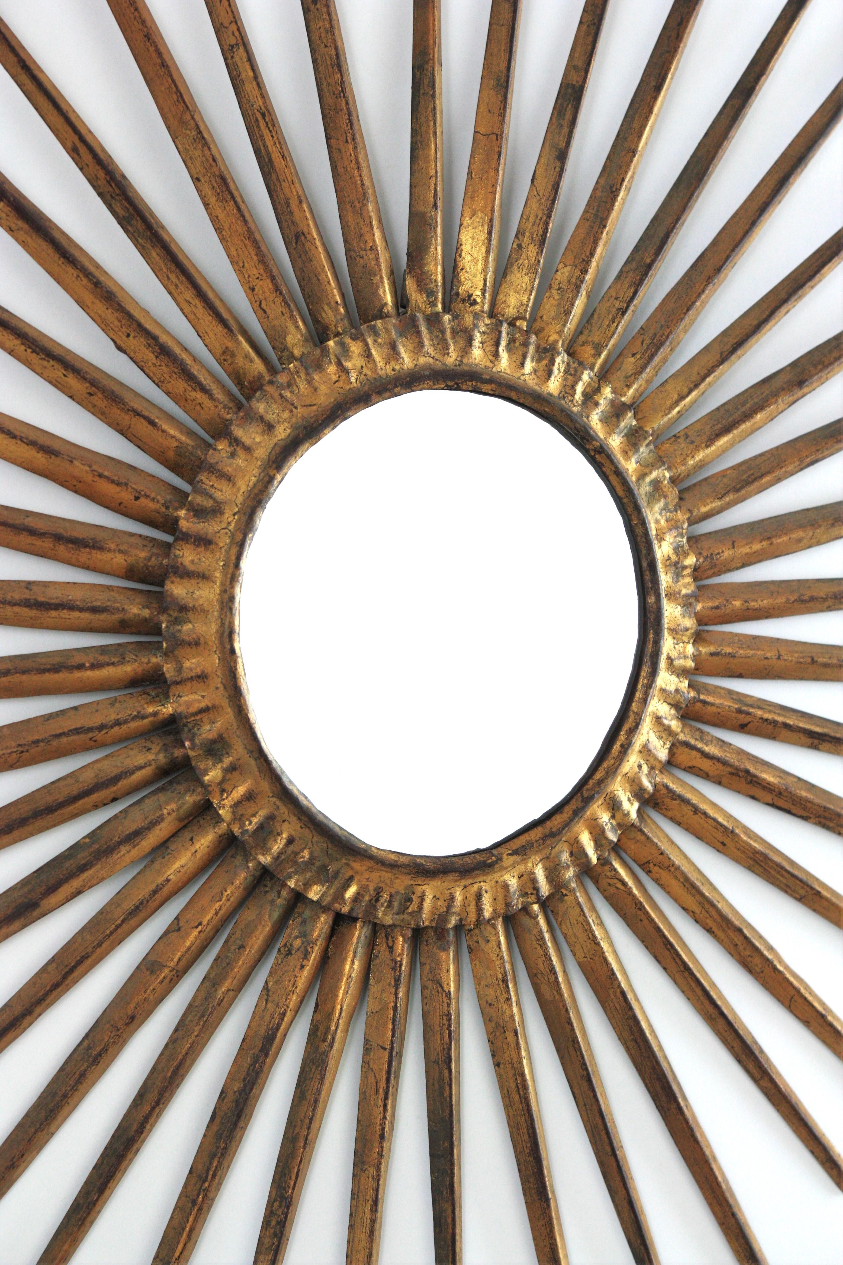 Dorato Specchio francese a raggiera in ferro dorato nello stile di Gilbert Poillerat in vendita