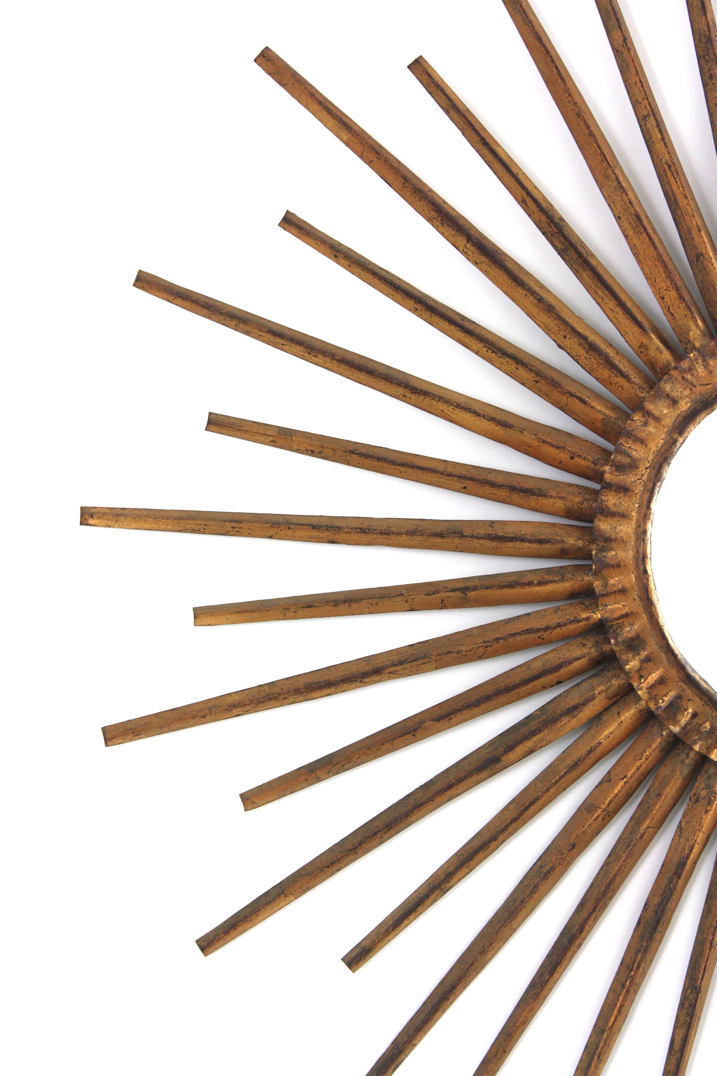 Specchio francese a raggiera in ferro dorato nello stile di Gilbert Poillerat In condizioni buone in vendita a Barcelona, ES