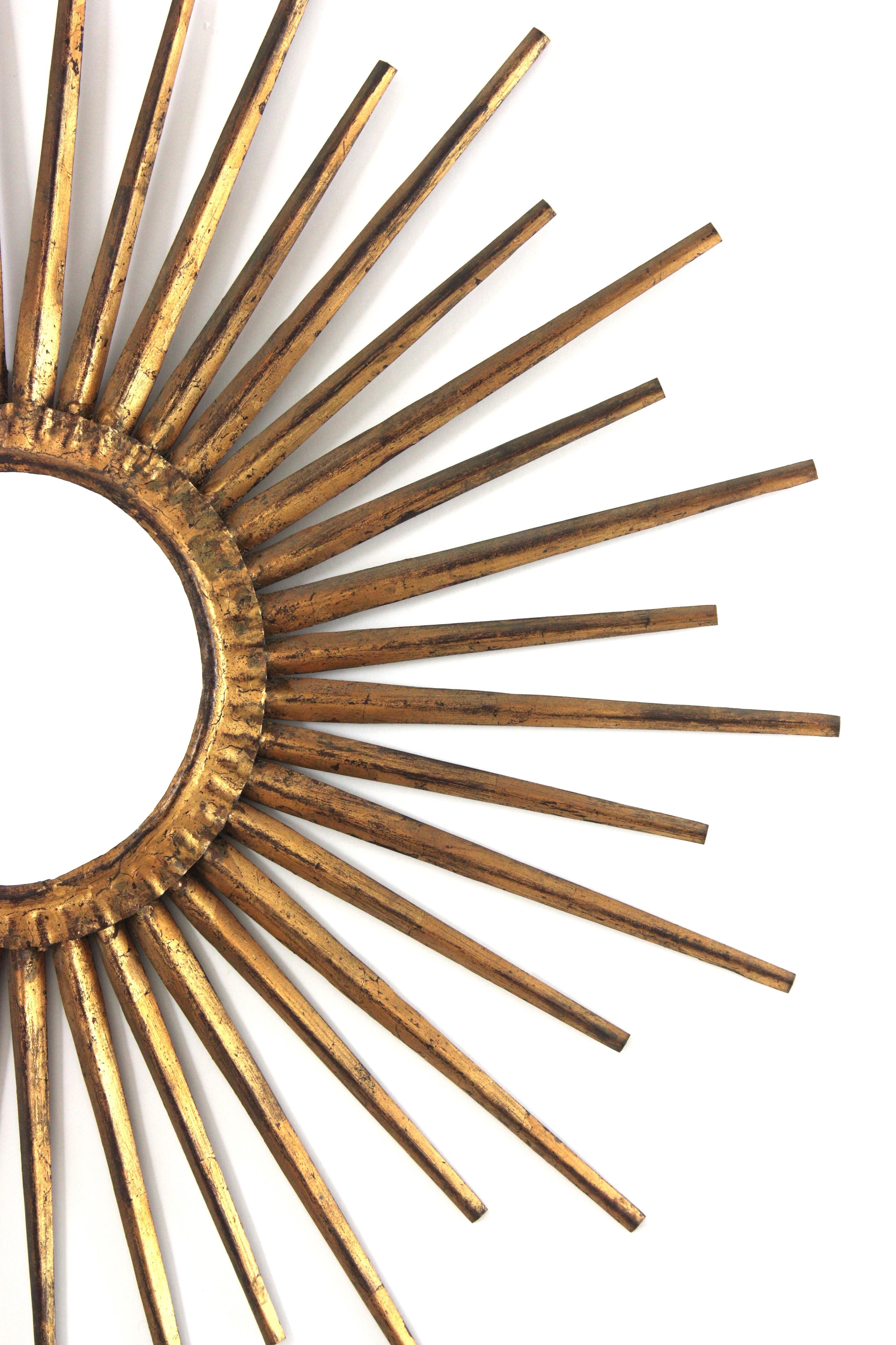 XX secolo Specchio francese a raggiera in ferro dorato nello stile di Gilbert Poillerat in vendita