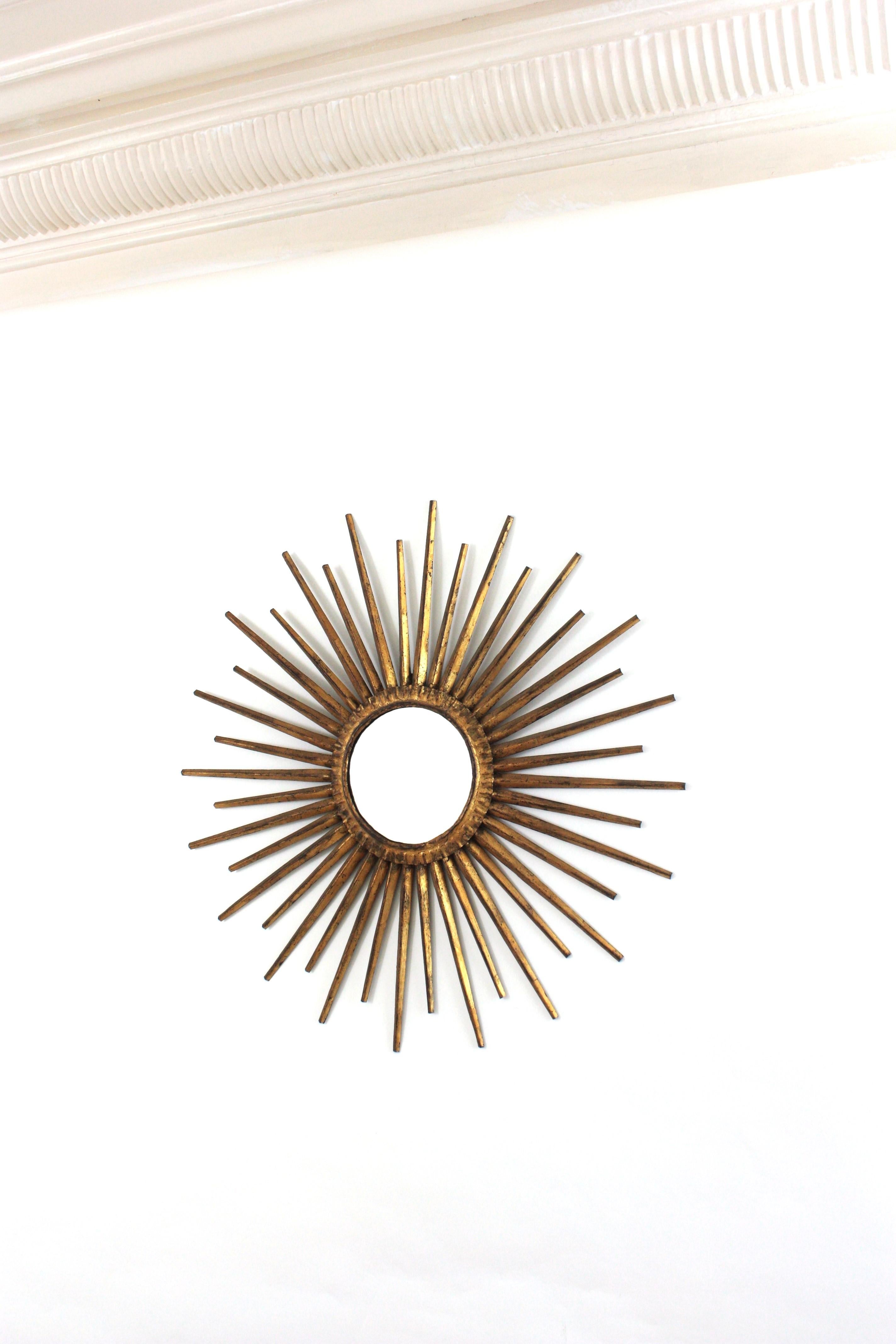 Specchio francese a raggiera in ferro dorato nello stile di Gilbert Poillerat in vendita 1