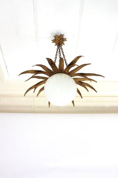 Französische Sunburst Starburst Pendelleuchte aus vergoldetem Metall und Milchglas, 1950