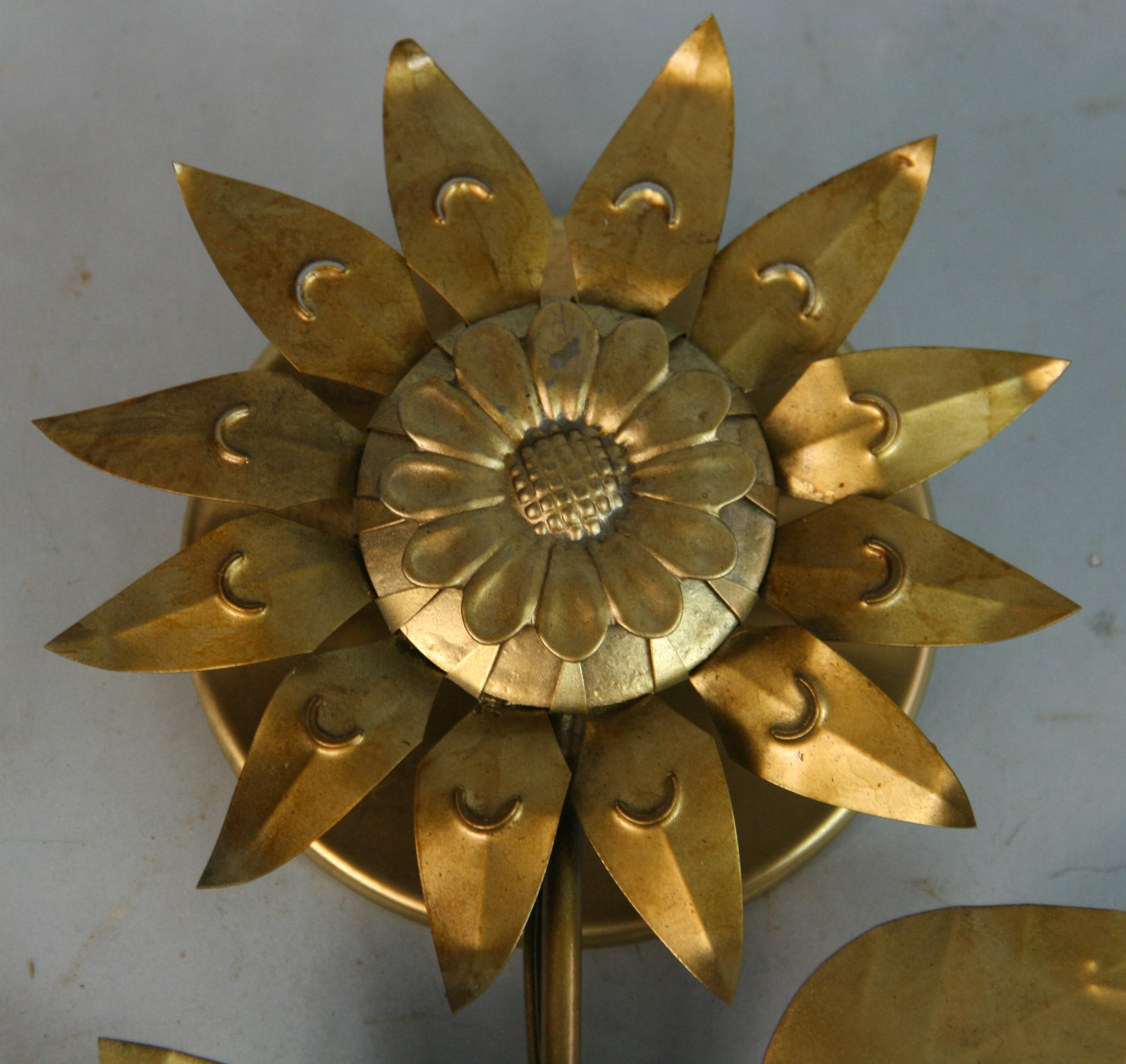 French Sunflower Tole Single Light Sconces a Pair 1960's In Good Condition For Sale In Douglas Manor, NY