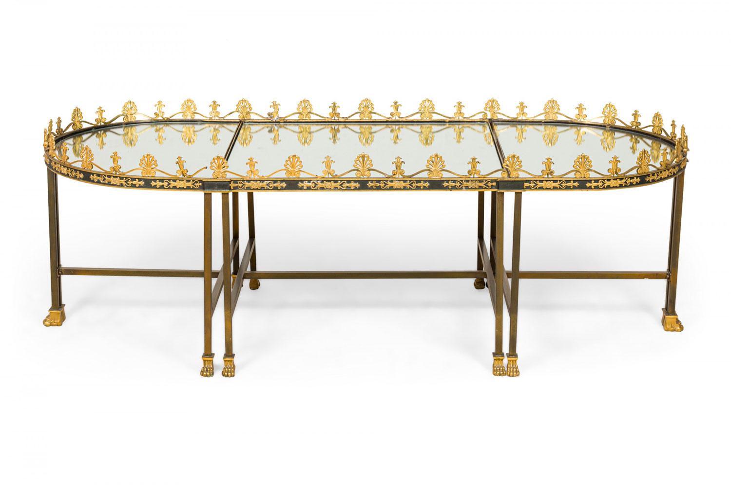 Table basse (Surtout De Plateau) en trois parties de style Empire français (19/20ème siècle) avec une surface en miroir supportée par une base en bronze avec un châssis ayant une garniture et une galerie en bronze doré.