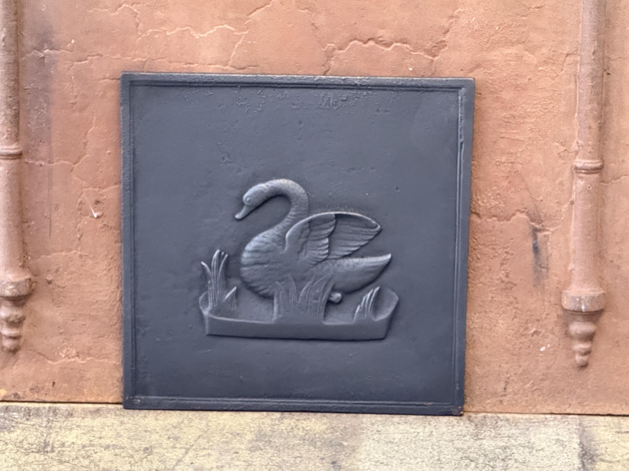 Caminetto francese del XIX secolo con cigno. 

Lo schienale del caminetto è in ghisa e ha un colore nero/pewter. Le condizioni sono buone e non presenta crepe.