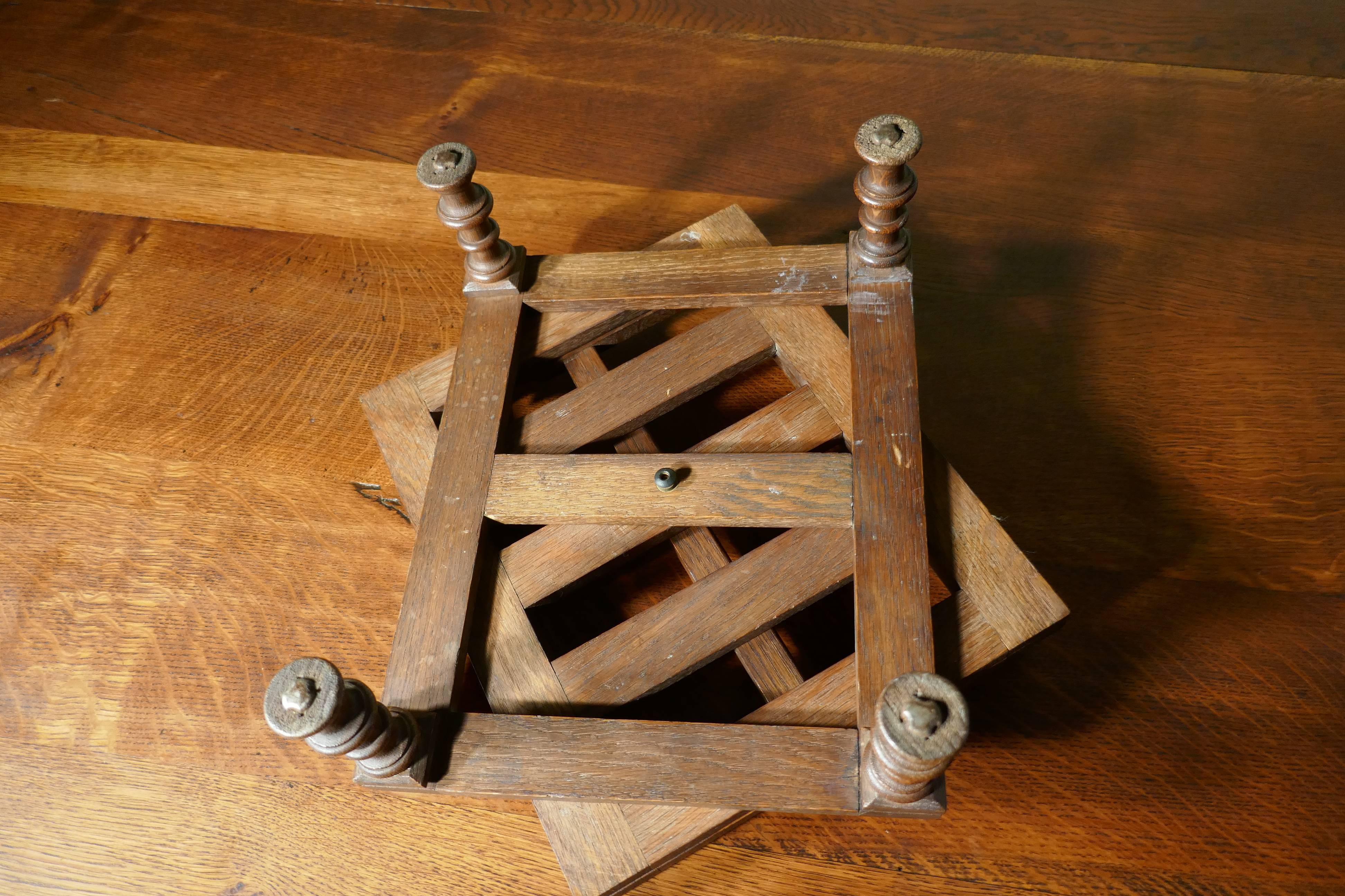 French Swivelling Oak Book Rest or Music Stand, Lutrin In Good Condition In Chillerton, Isle of Wight