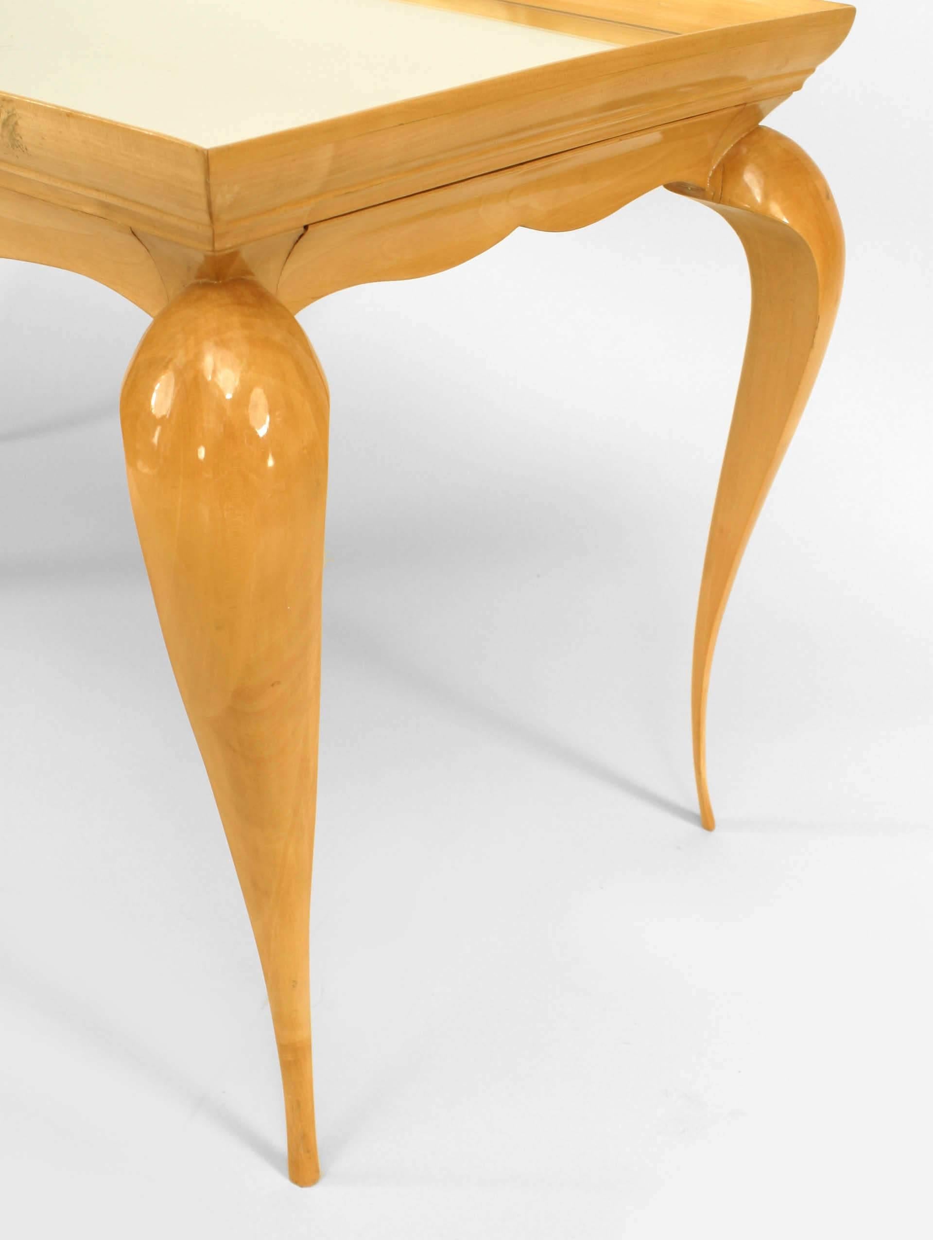 Table basse rectangulaire en sycomore des années 1930, avec des pieds cabriole effilés, un plateau en miroir et un tablier en forme.
