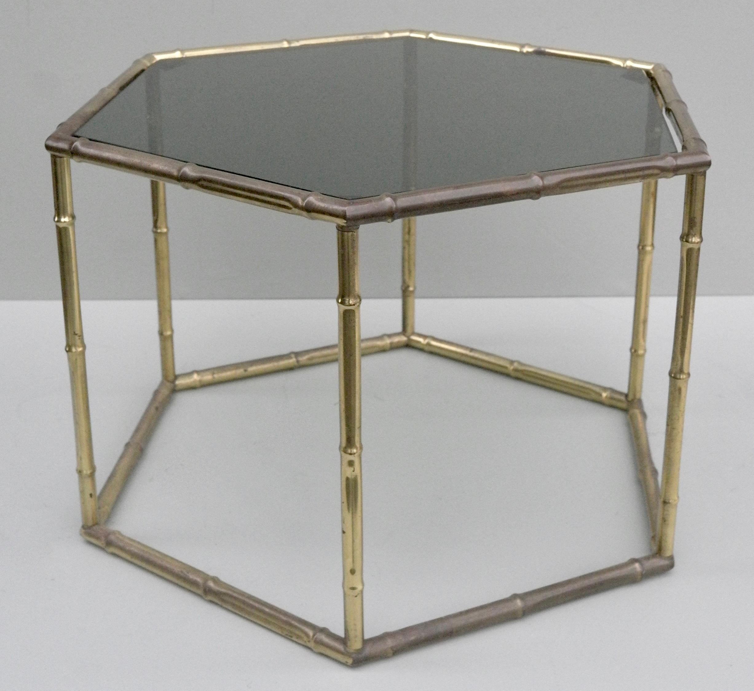 French Symmetrical Gold Metal Bamboo Side Table with Dark Glass Top In Good Condition For Sale In Den Haag, NL