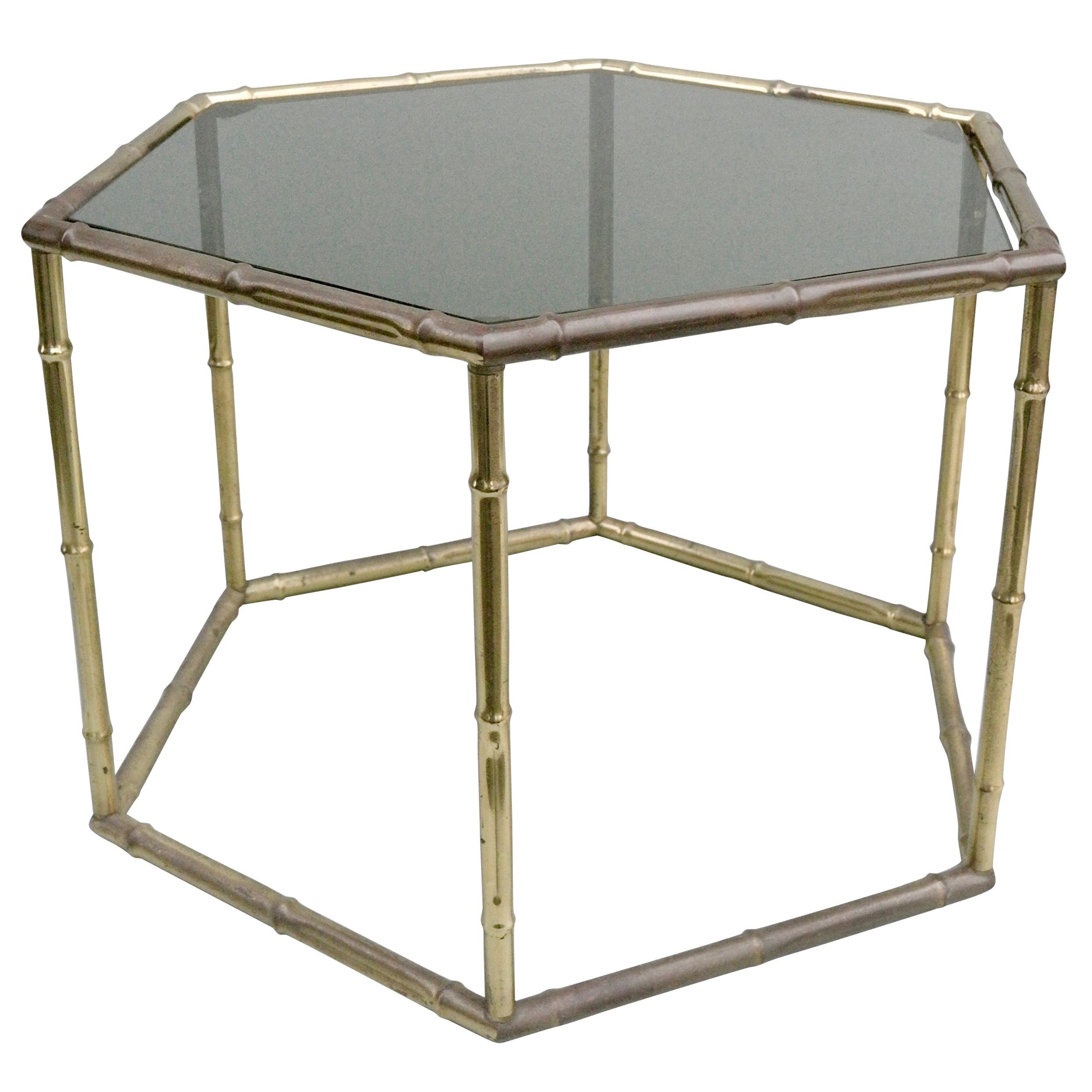 Table d'appoint française symétrique en métal doré et bambou avec plateau en verre foncé