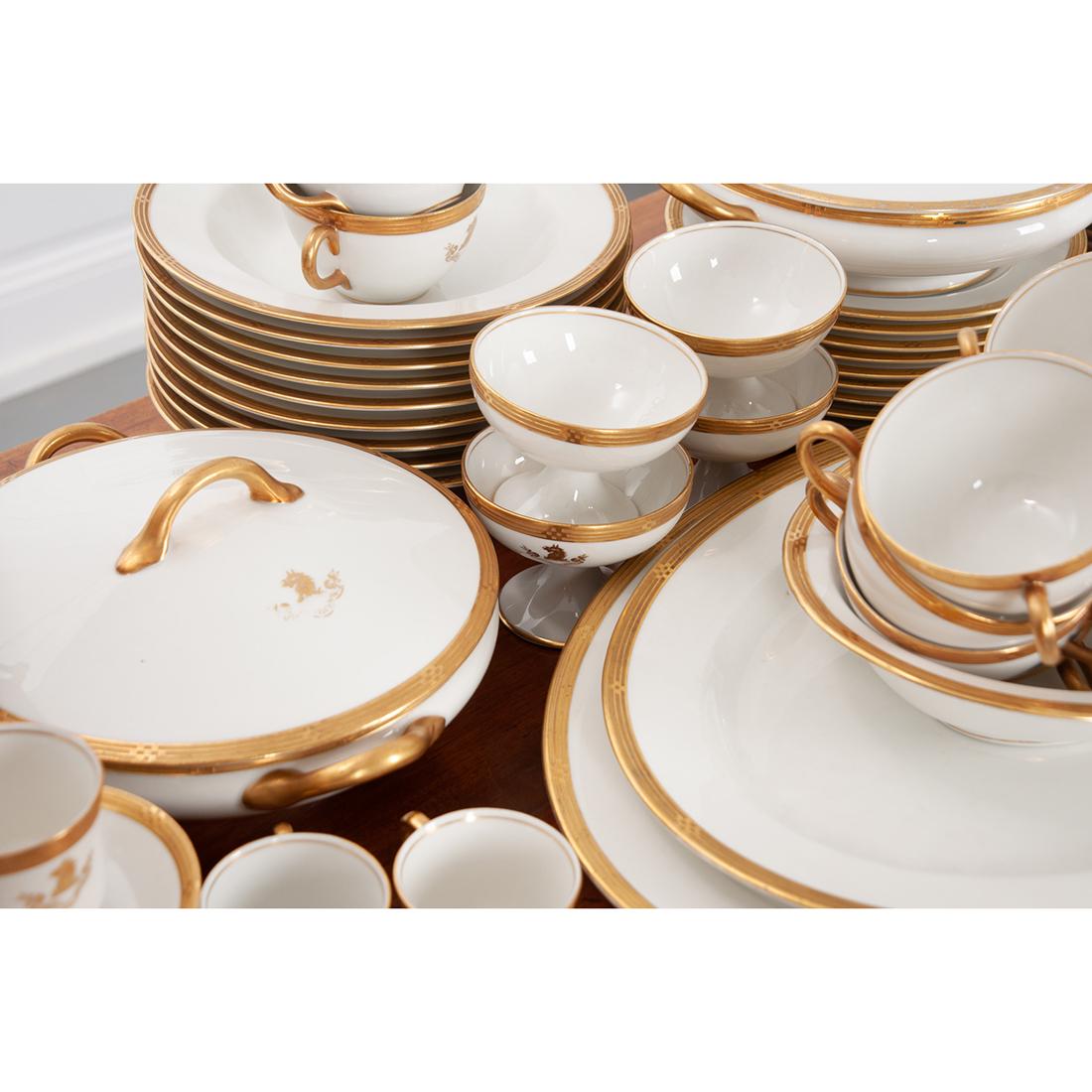 French Syracuse China 132-Piece Parcel Dinner Service In Good Condition For Sale In Baton Rouge, LA