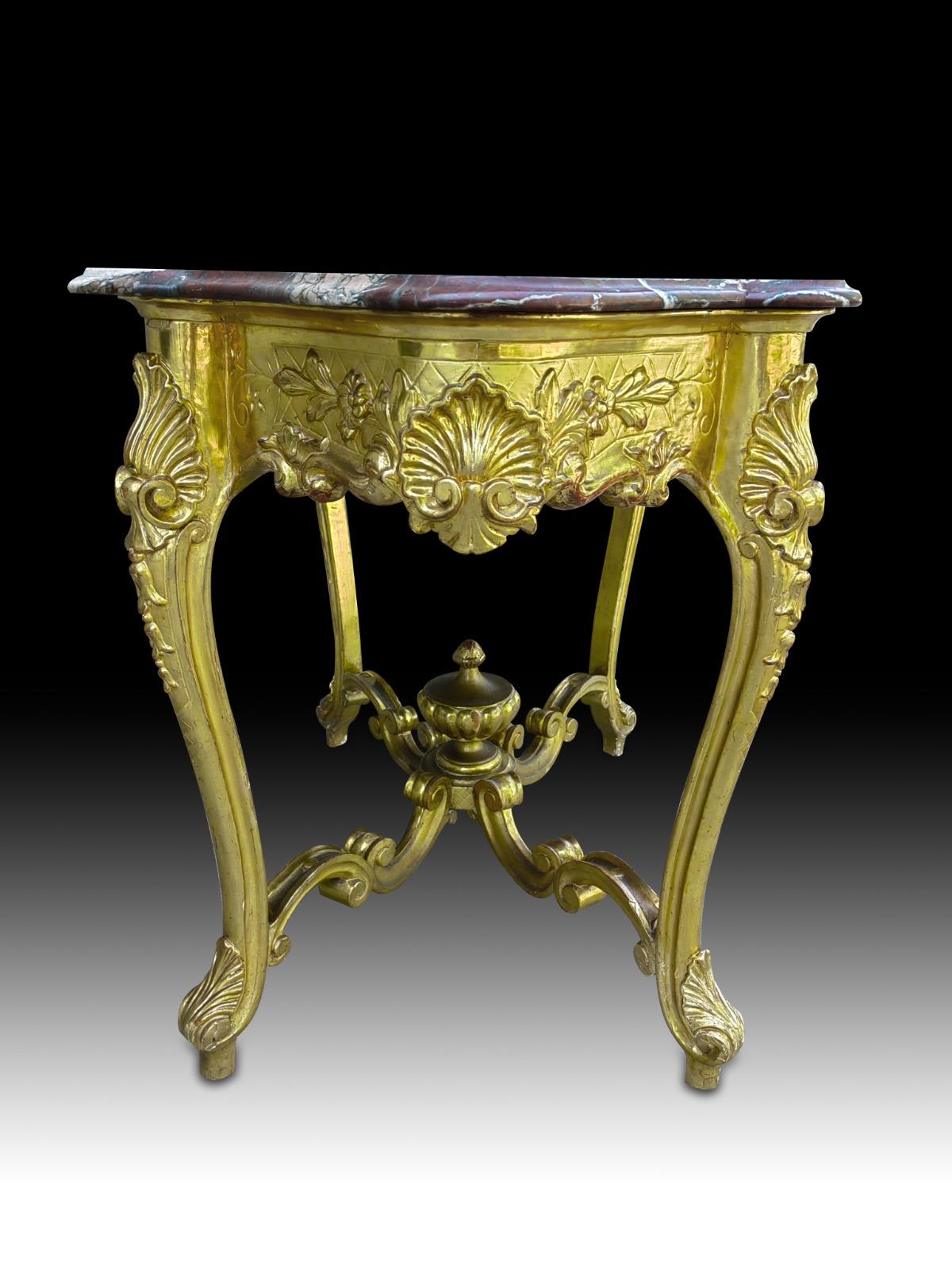 Table française XIX siècle dessus en marbre veiné la structure est en bois sculpté et doré très bon état, mesures : 124x80x74 cm
Bon état.