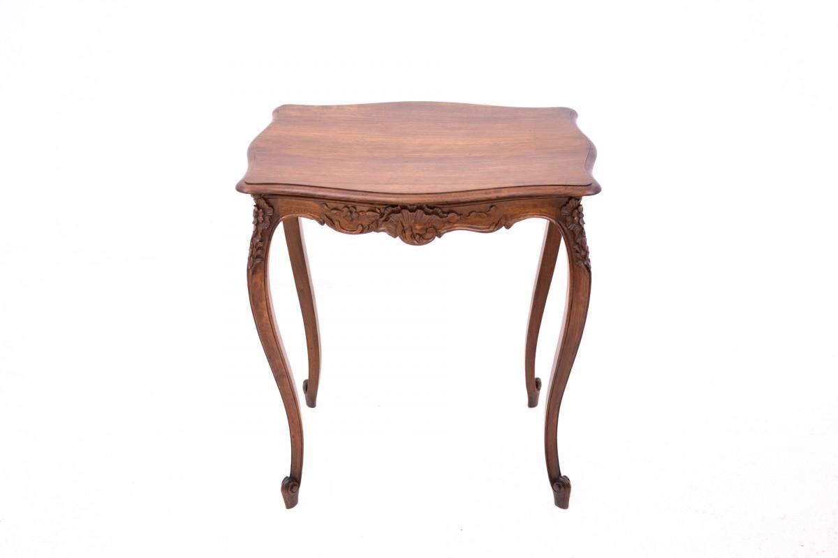 Table ancienne de la fin du 19ème siècle, France.

Meubles en très bon état, après une rénovation professionnelle.

Dimensions : hauteur 70 cm / largeur 60 cm / profondeur 44 cm