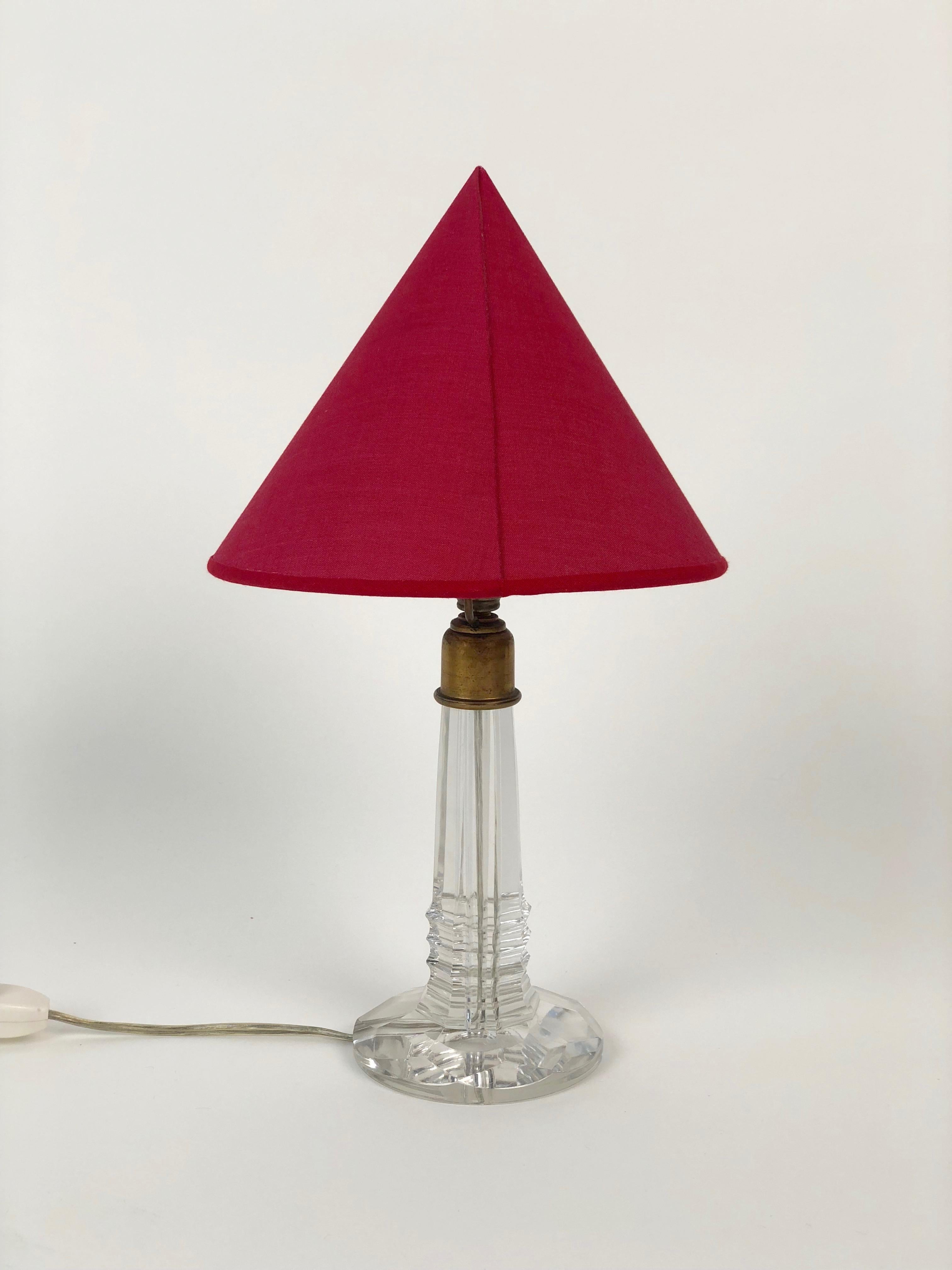 Moderne Lampe de table française, années 1940, avec base en verre taillé et abat-jour en soie rouge en vente