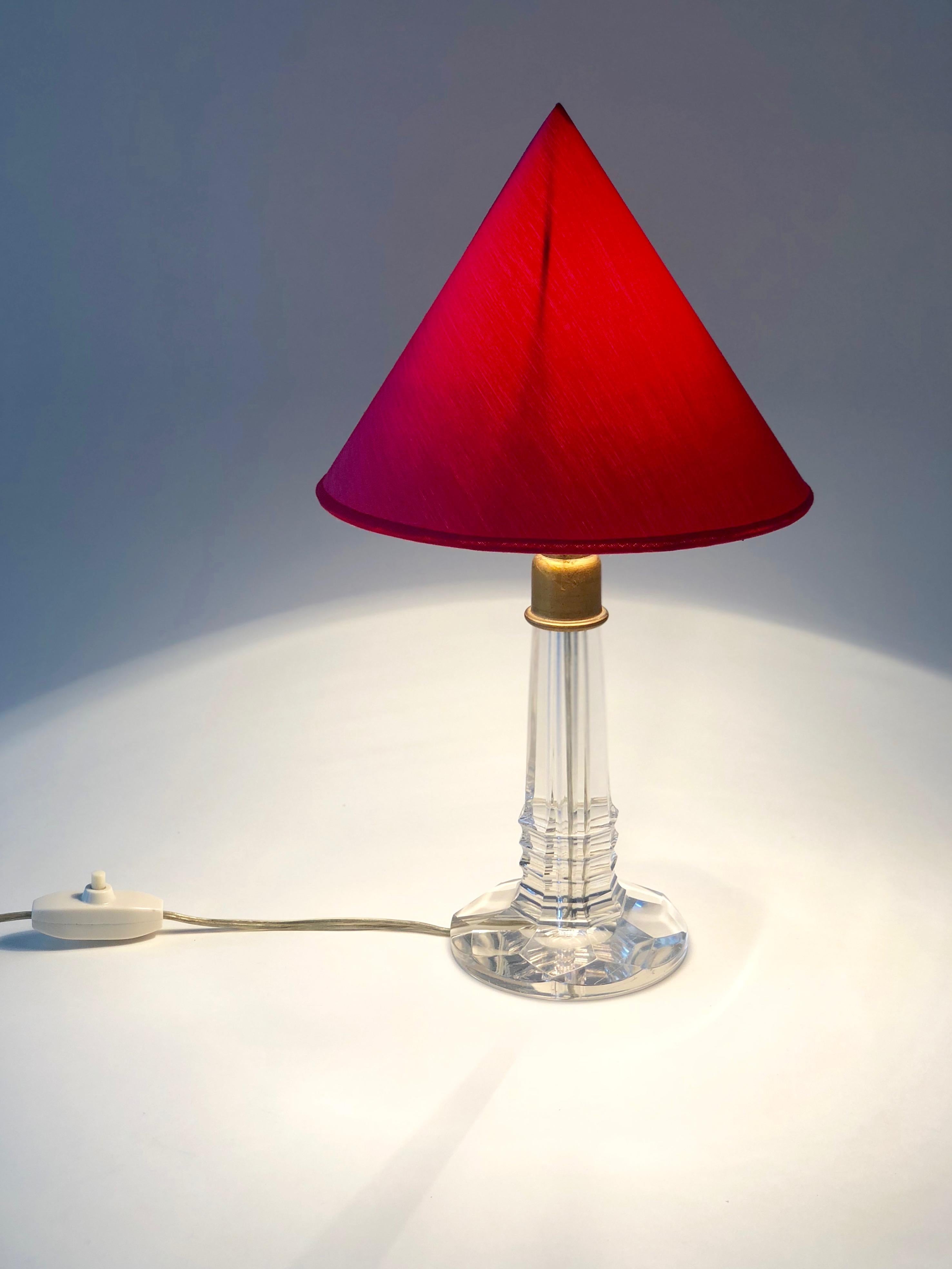 Autre Lampe de table française, années 1940, avec base en verre taillé et abat-jour en soie rouge en vente