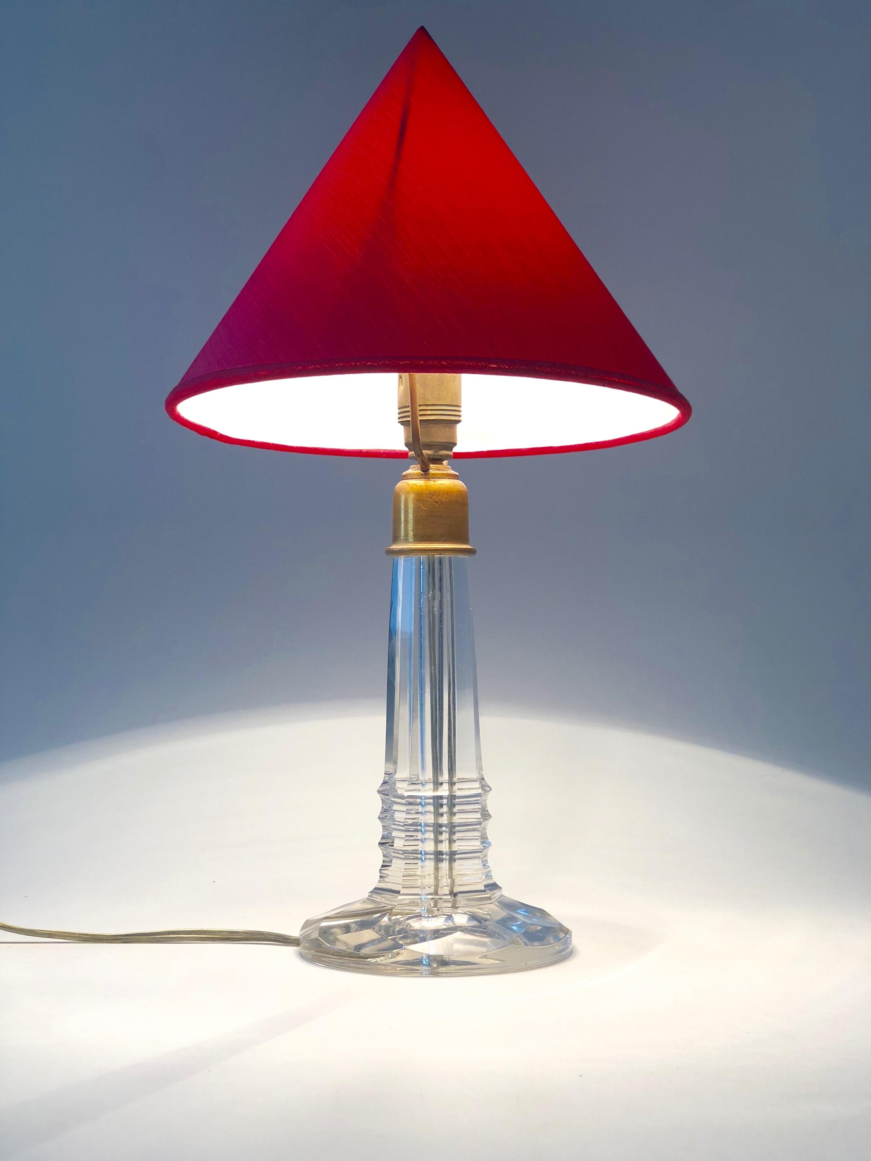 Milieu du XXe siècle Lampe de table française, années 1940, avec base en verre taillé et abat-jour en soie rouge en vente