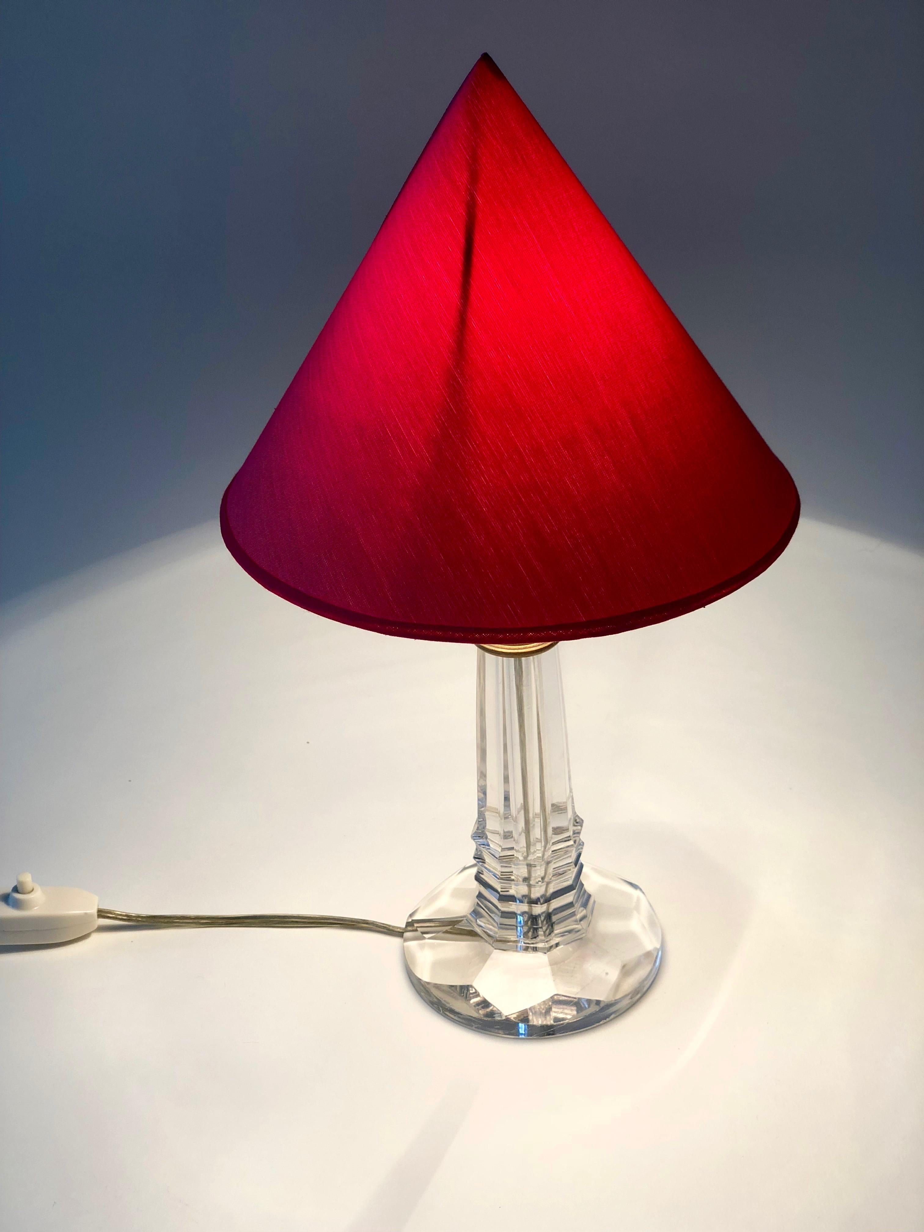 Verre taillé Lampe de table française, années 1940, avec base en verre taillé et abat-jour en soie rouge en vente