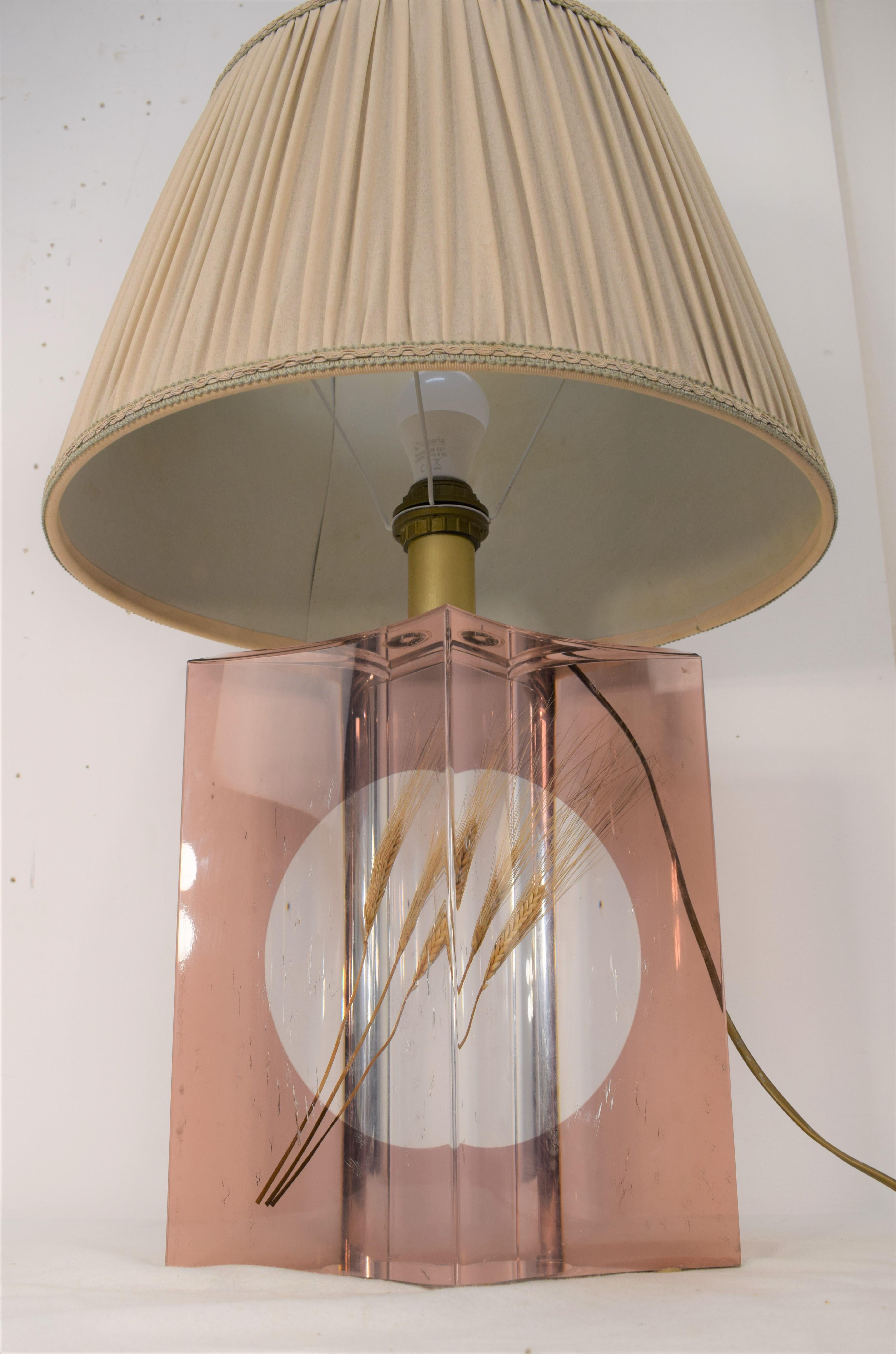 Französische Tischlampe, 1970er Jahre.
Abmessungen: H= 69 cm; T=45 cm.