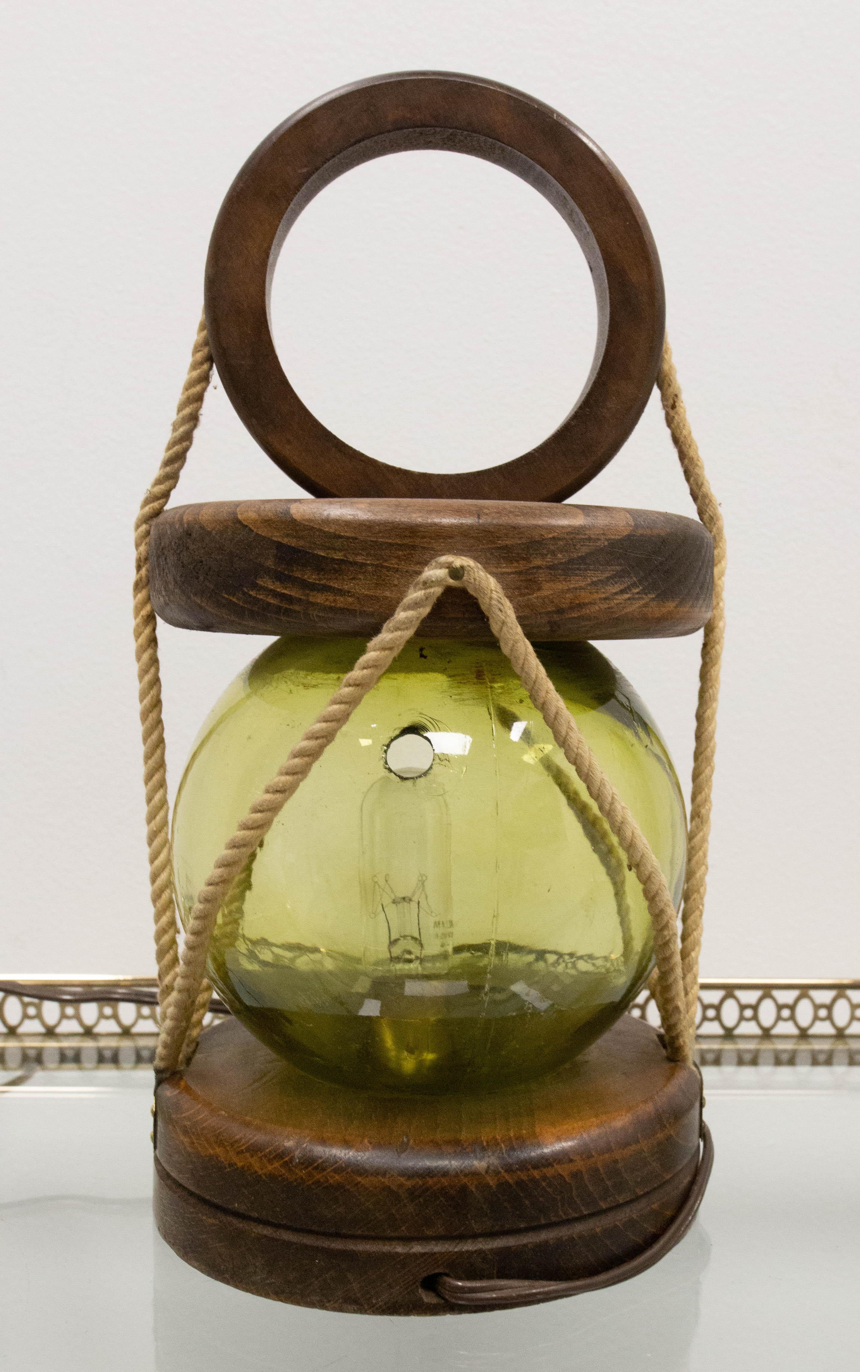 Français Lampe de table française en laiton Wood Glass & String, Mid-Century en vente