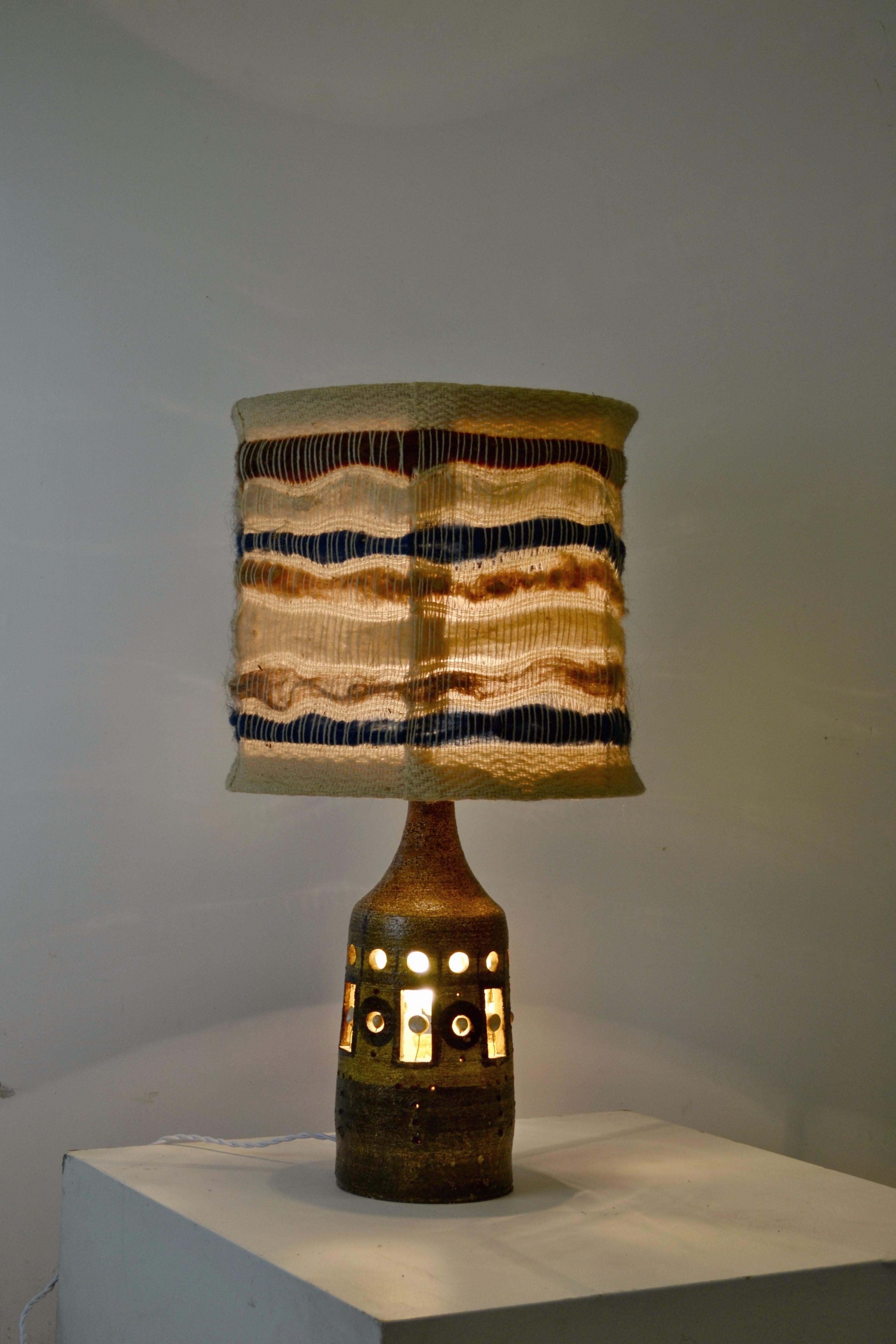 Lampe de table française de Georges Pelletier, base en céramique et abat-jour en laine - 1970 en vente 2