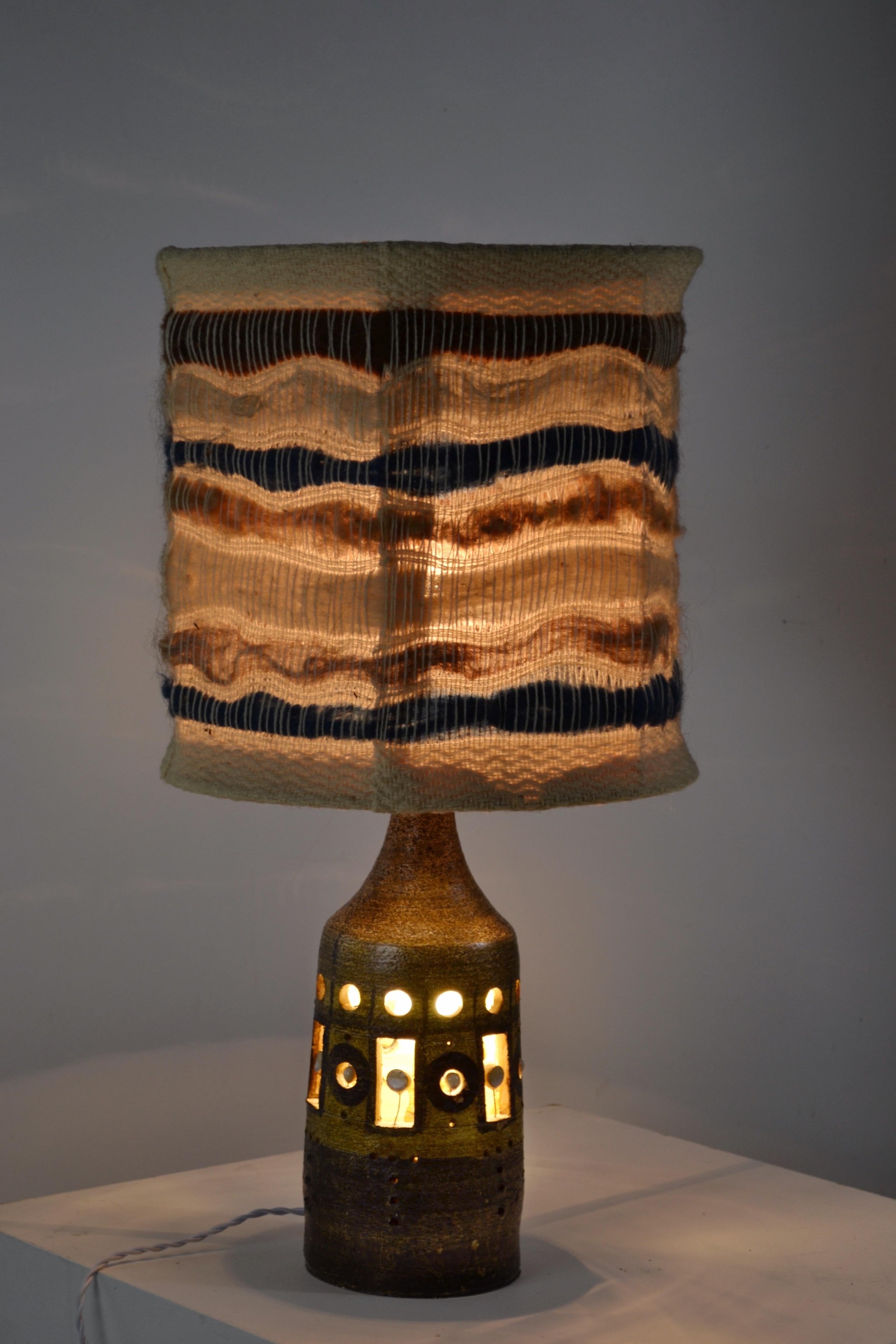 Français Lampe de table française de Georges Pelletier, base en céramique et abat-jour en laine - 1970 en vente