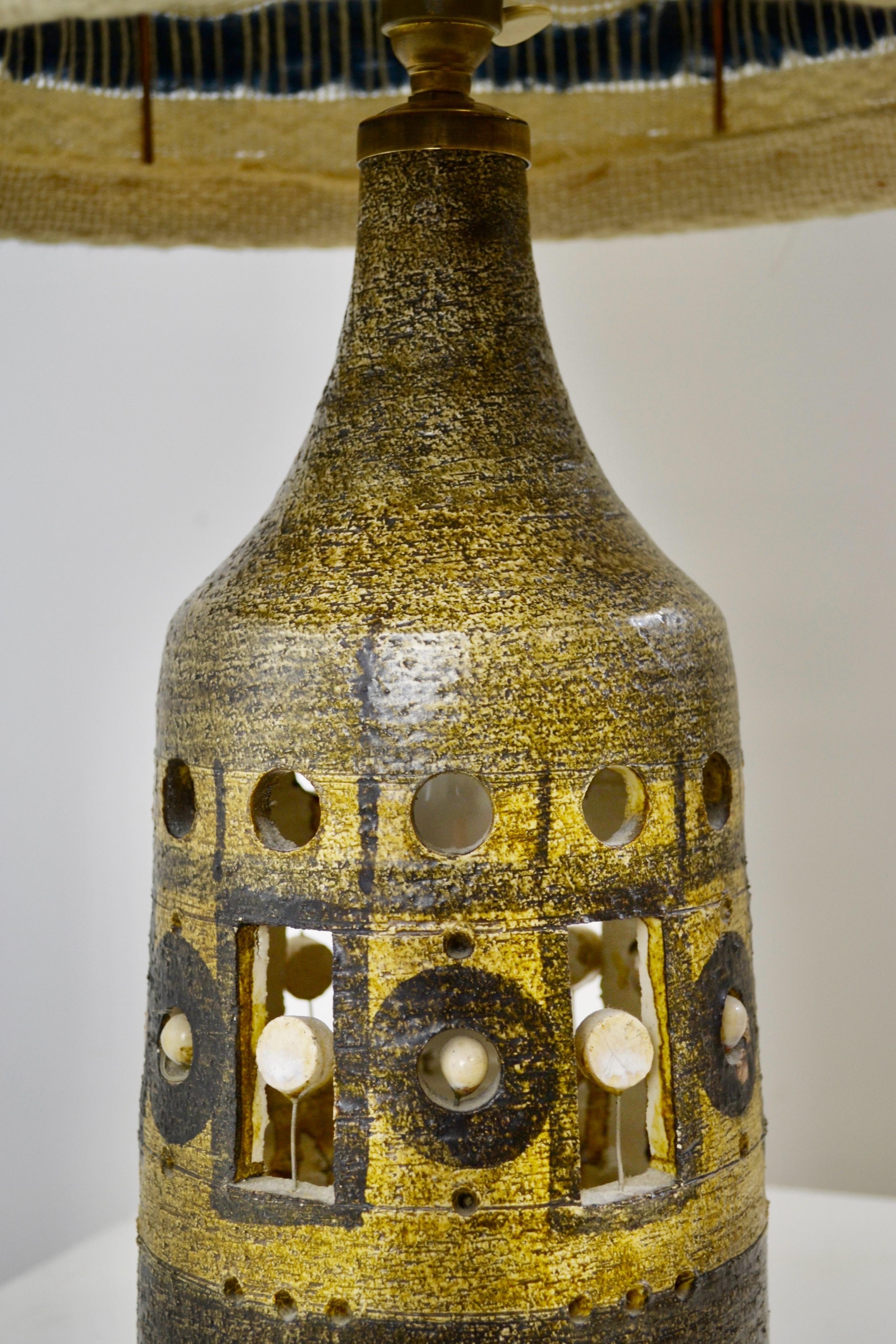 Lampe de table française de Georges Pelletier, base en céramique et abat-jour en laine - 1970 Bon état - En vente à SOTTEVILLE-LÈS-ROUEN, FR