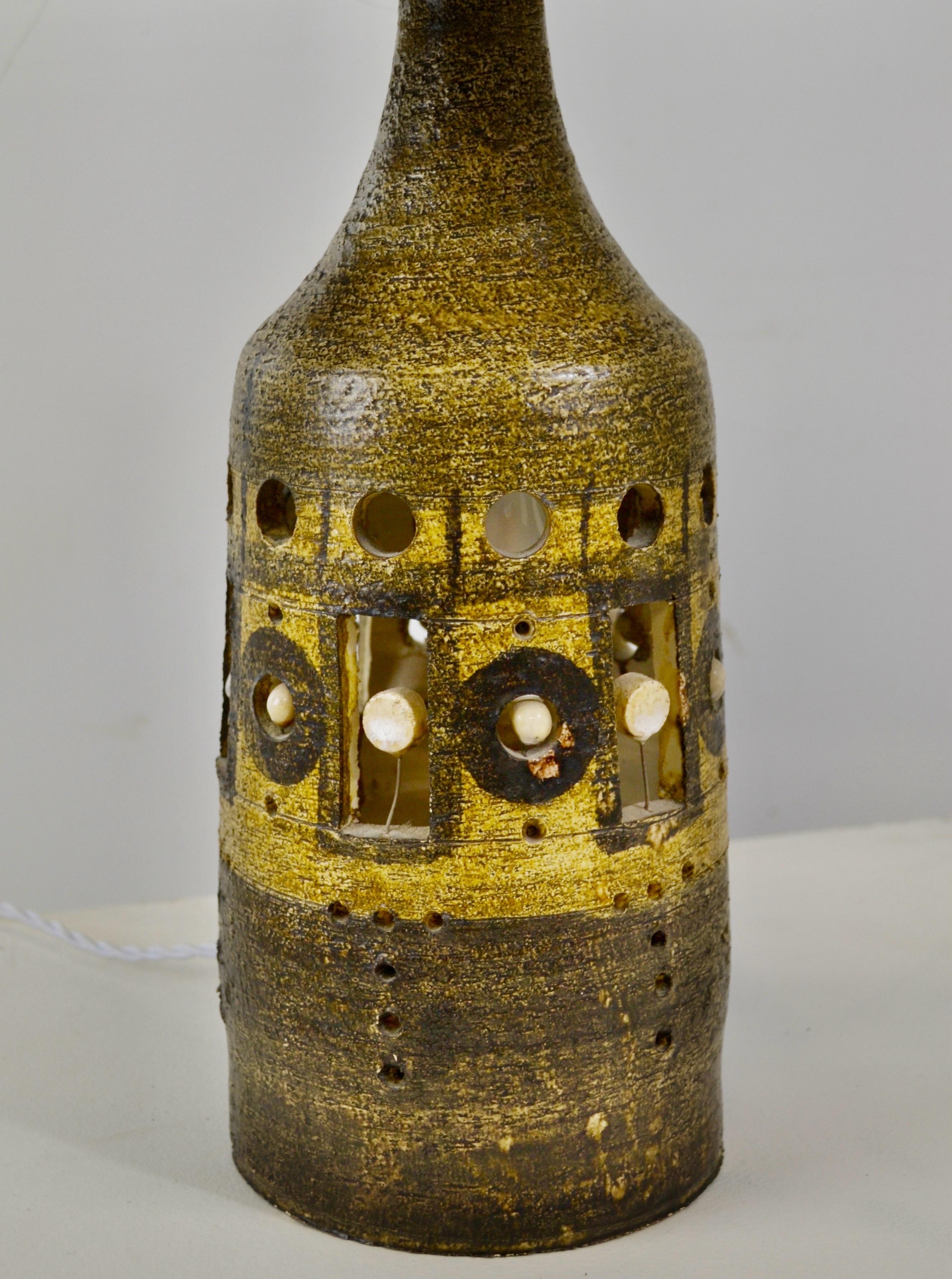 Fin du 20e siècle Lampe de table française de Georges Pelletier, base en céramique et abat-jour en laine - 1970 en vente