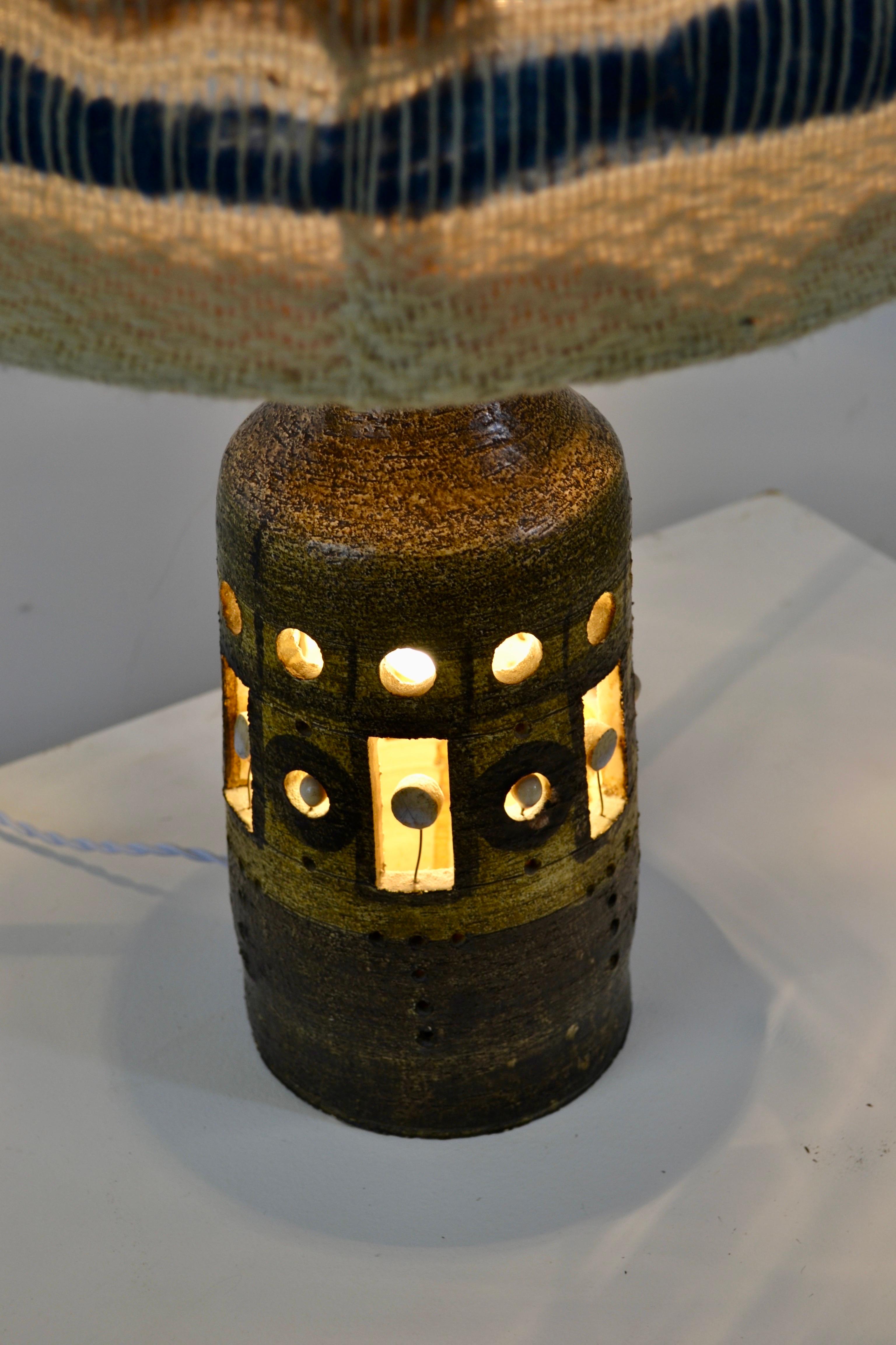 Lampe de table française de Georges Pelletier, base en céramique et abat-jour en laine - 1970 en vente 1