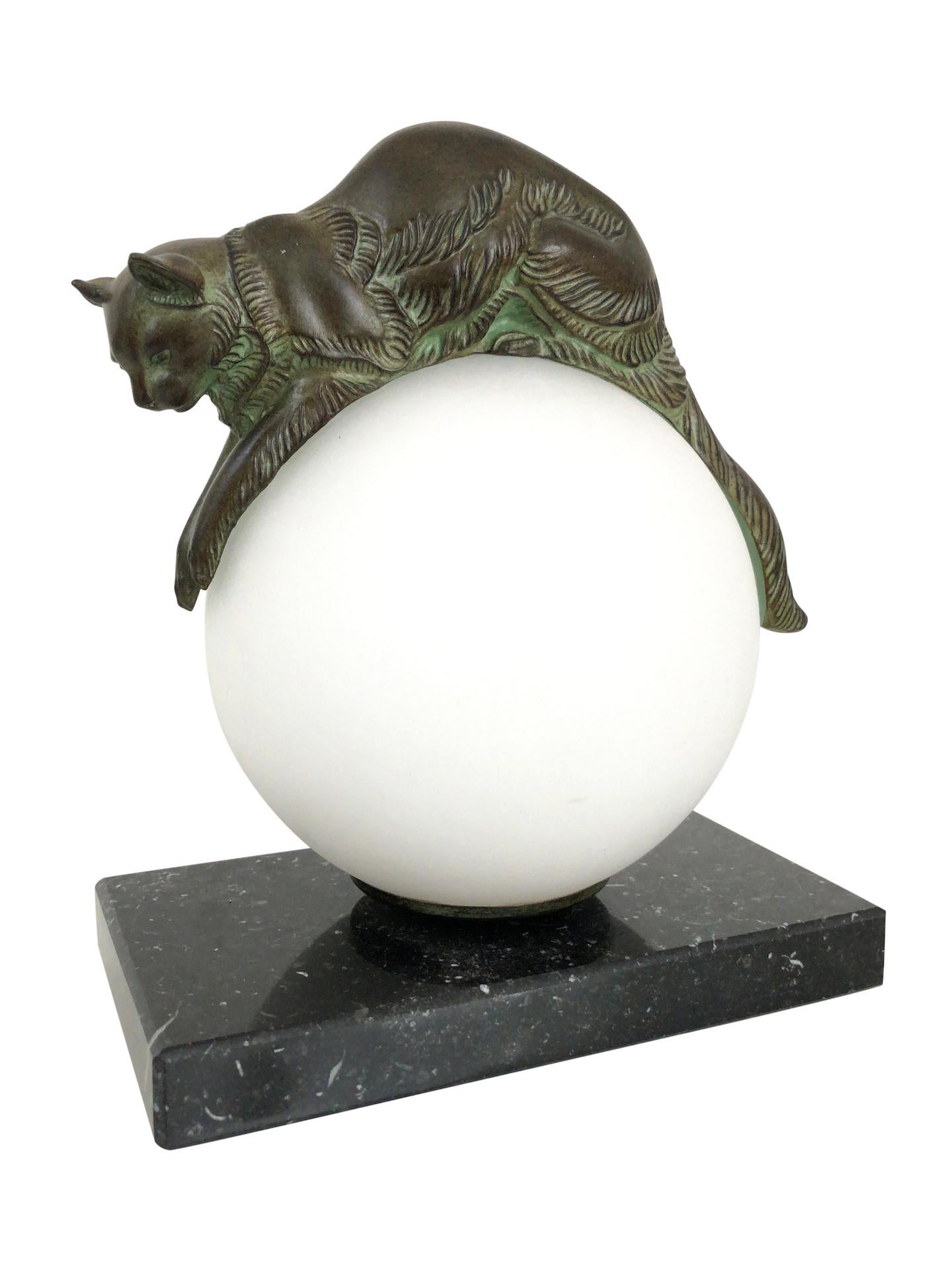 Art déco Lampe de bureau française Equilibre a Cat sur une boule de verre par Gaillard pour Max Le Verrier