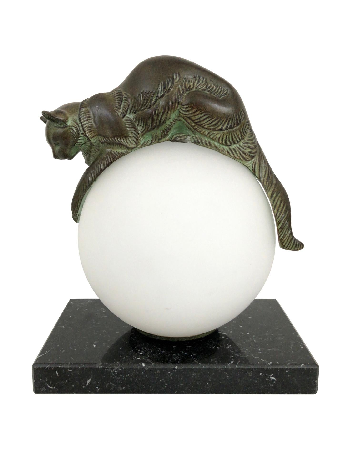 Art Déco Lampada da tavolo francese Equilibre un gatto su una palla di vetro di Gaillard per Max Le Verrier in vendita