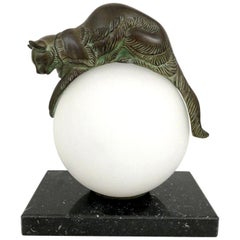 Lampe de table française Equilibre un chat sur une boule de verre par Gaillard pour Max Le Verrier
