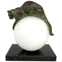 Lampe à poser française Équilibre un chat sur une boule de verre par Gaillard pour Max Le Verrier