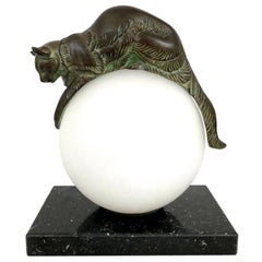Lampe à poser française Equilibre un chat sur une boule de verre par Gaillard pour Max Le Verrier
