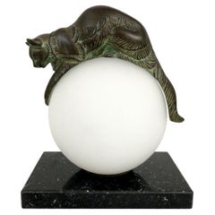 Lampe de bureau française Equilibre a Cat sur une boule de verre par Gaillard pour Max Le Verrier