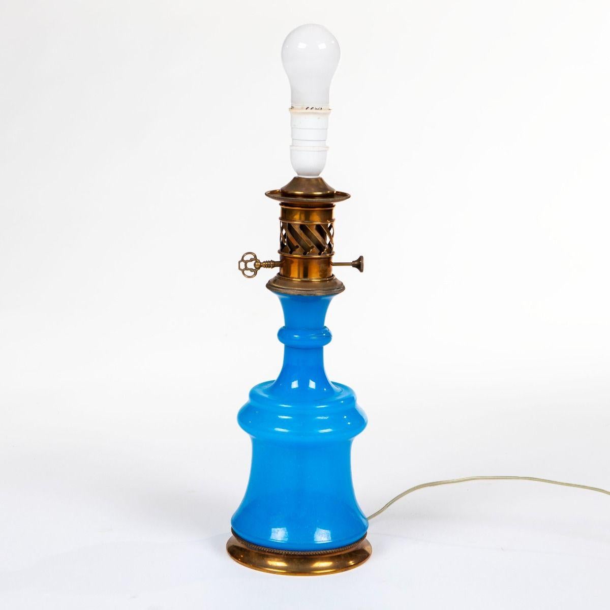 Européen Lampe de table française en verre opalin bleu, style Napoléon III en vente