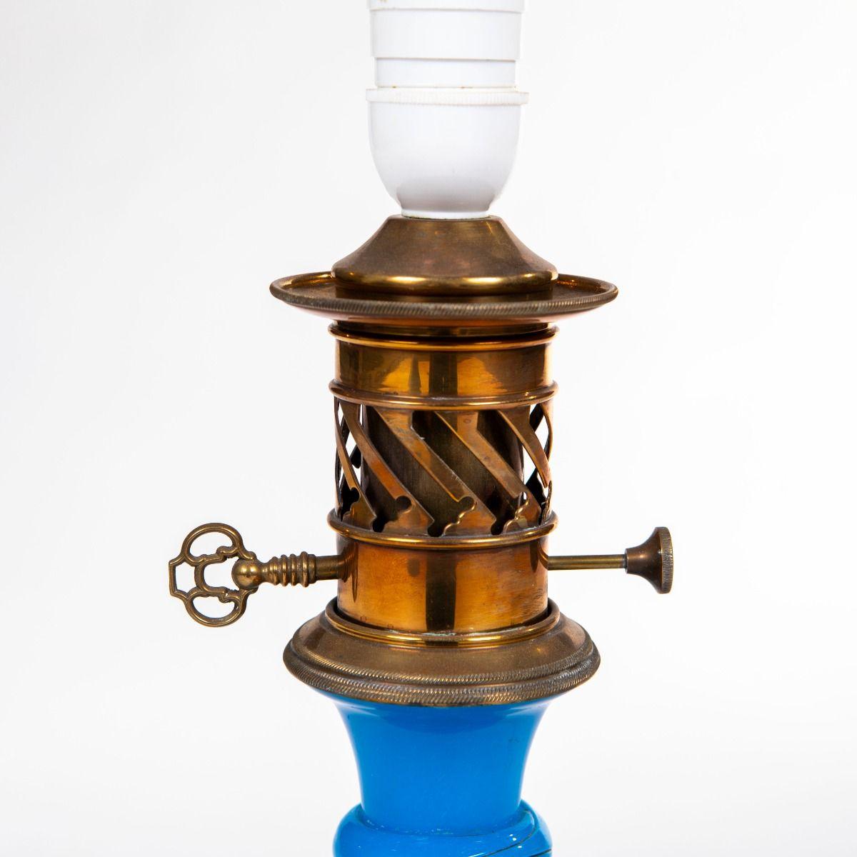 Lampe de table française en verre opalin bleu, style Napoléon III Bon état - En vente à Kastrup, DK
