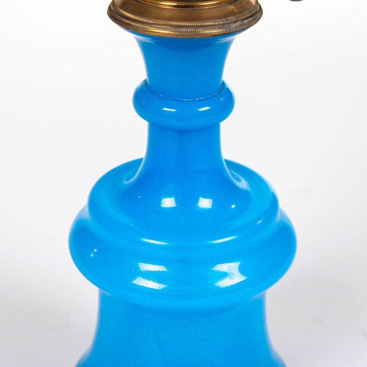 Laiton Lampe de table française en verre opalin bleu, style Napoléon III en vente