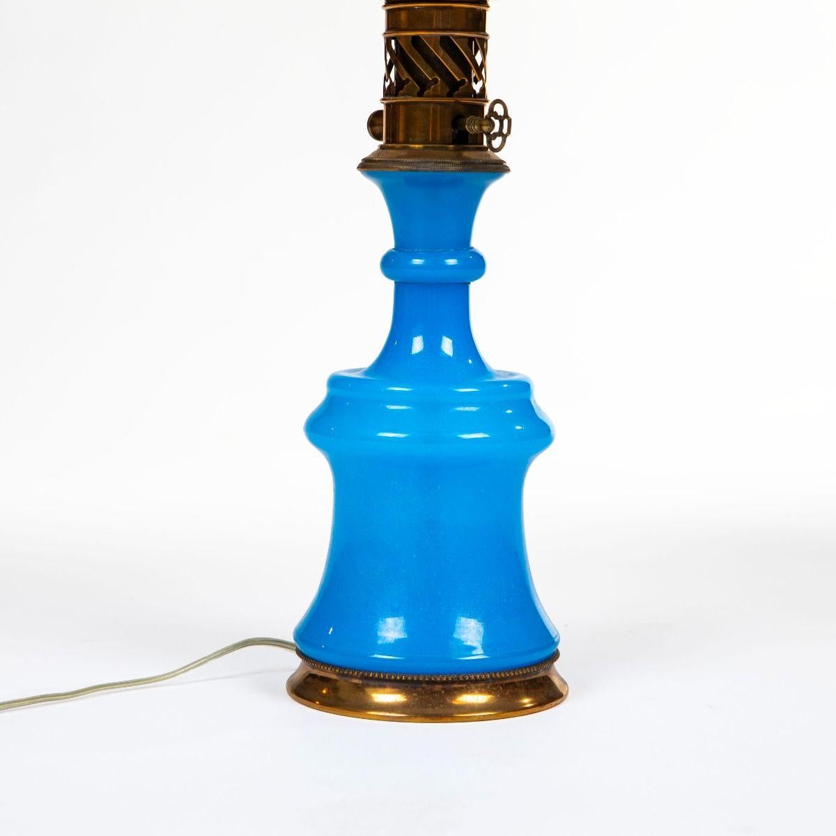 Lampe de table française en verre opalin bleu, style Napoléon III en vente 1