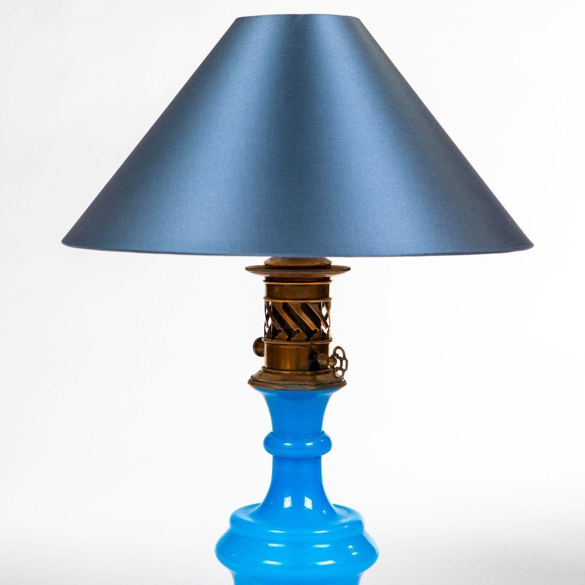 Lampe de table française en verre opalin bleu, style Napoléon III en vente 2
