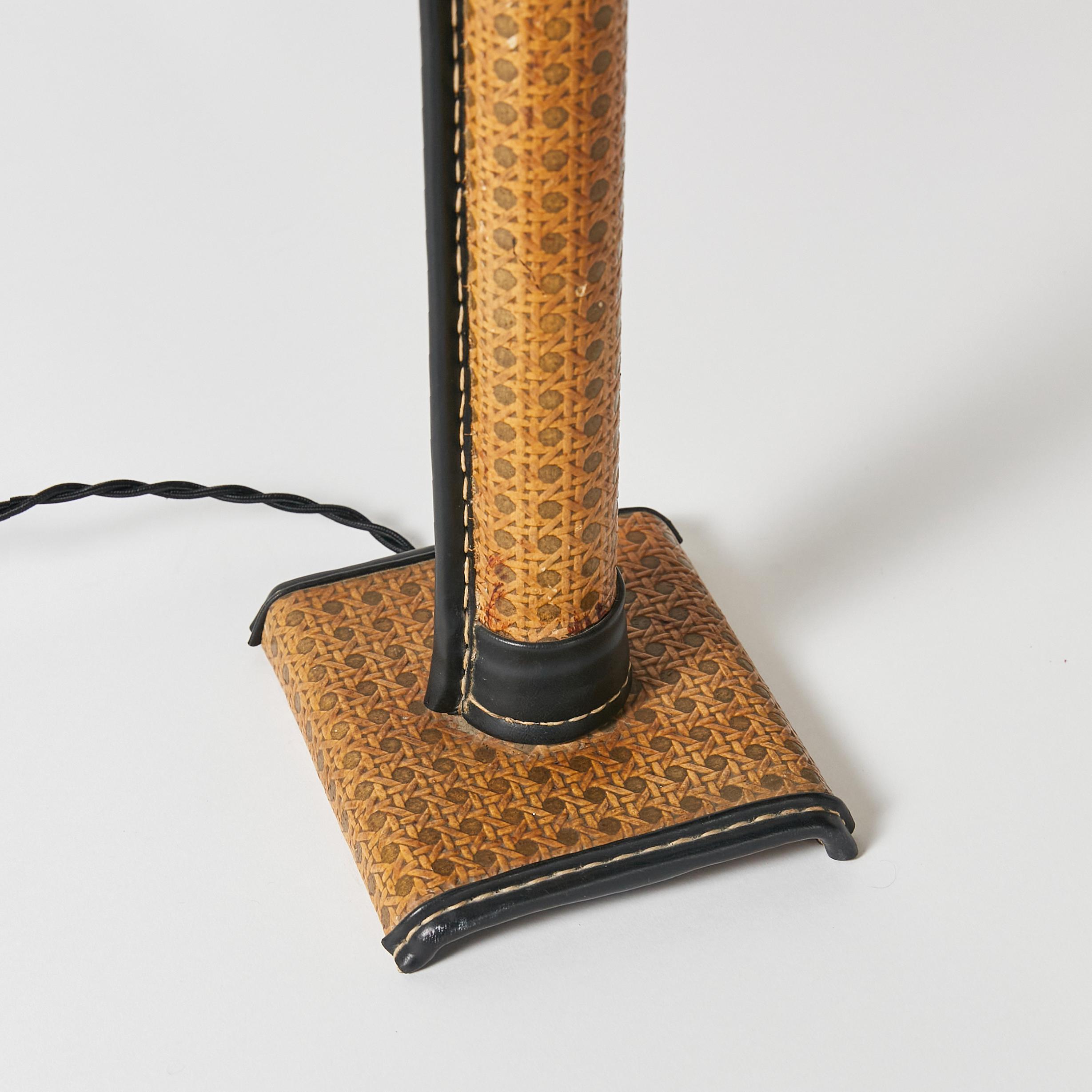 Französische Tischlampe aus Rohr und Leder, Jacque Adnet zugeschrieben (Moderne der Mitte des Jahrhunderts) im Angebot