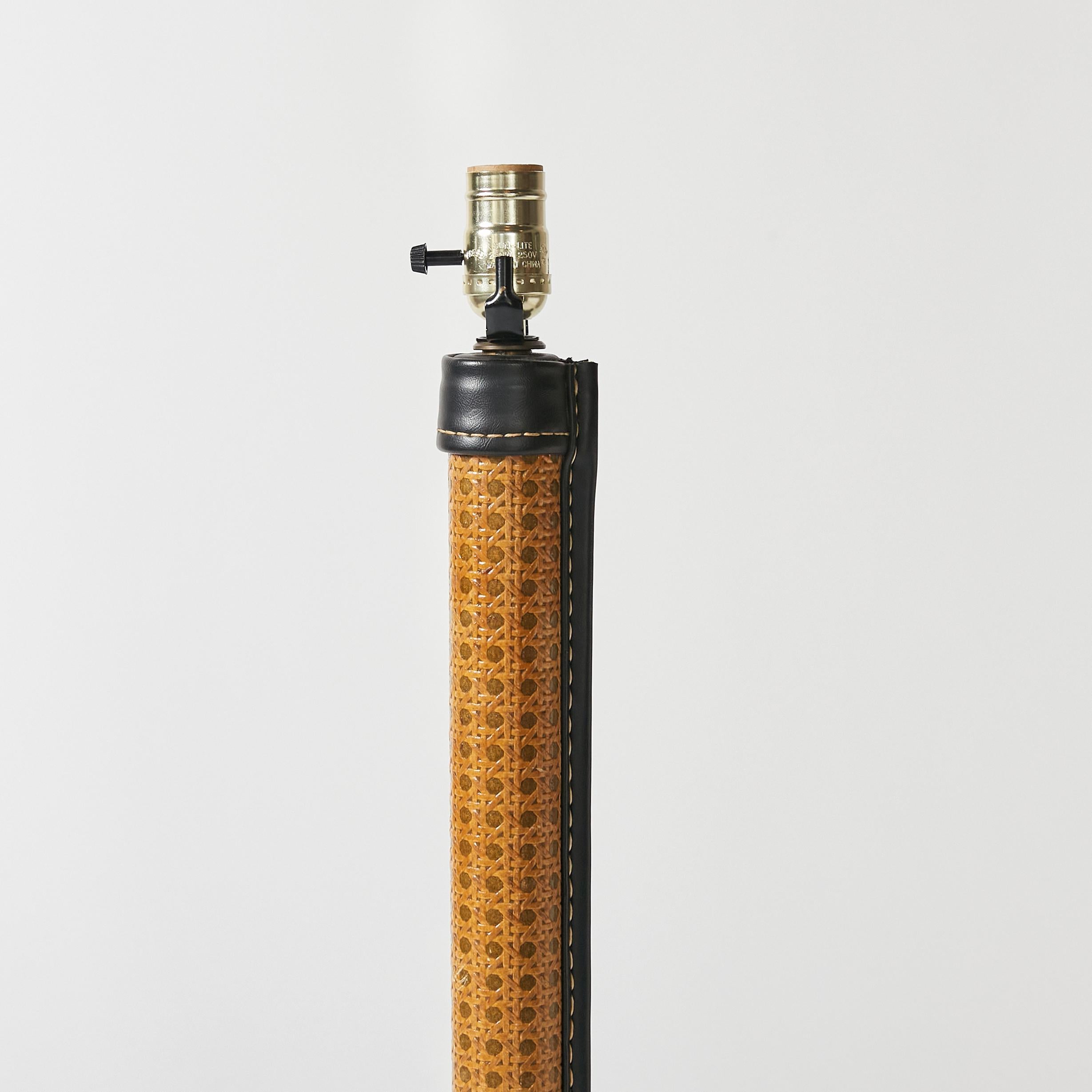 Französische Tischlampe aus Rohr und Leder, Jacque Adnet zugeschrieben (20. Jahrhundert) im Angebot